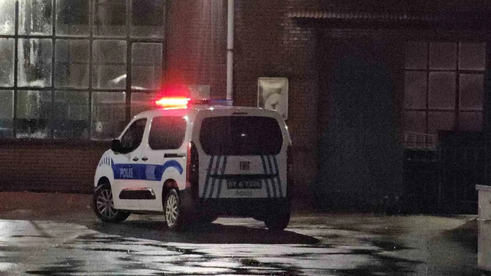 ZONGULDAK’TA TÜRKİYE TAŞKÖMÜRÜ KURUMU (TTK) KOZLU İŞLETMESİNDE TIKANAN KÖMÜR SİLOSUNU TEMİZLEMEK İÇİN İÇERİ GİREN İŞÇİ UFUK DEMİRCİ (27), SİLOYA DÜŞTÜ. ÜZERİNE KÖMÜR GELEN VE BİR SÜRE NEFESSİZ KALAN İŞÇİNİN DURAN KALBİ YAPILAN MÜDAHALEYLE YENİDEN ÇALIŞTIRILDI. YOĞUN BAKIMA ALINAN İŞÇİNİN HASTANEDEKİ TEDAVİSİ SÜRÜYOR.