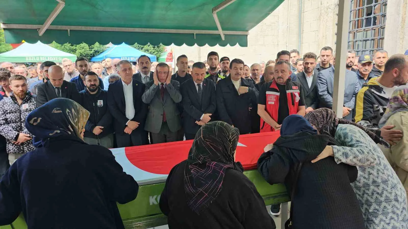 ZONGULDAK’TA TTK KOZLU MÜESSESE MÜDÜRLÜĞÜ’NE AİT MADEN OCAĞINDA KÖMÜR SİLOSUNA DÜŞEREK AĞIR YARALANAN VE KALDIRILDIĞI HASTANEDE HAYATINI KAYBEDEN 27 YAŞINDAKİ MADEN İŞÇİSİ UFUK DEMİR, DÜZENLENEN CENAZE TÖRENİNİN ARDINDAN SON YOLCULUĞUNA UĞURLANDI.