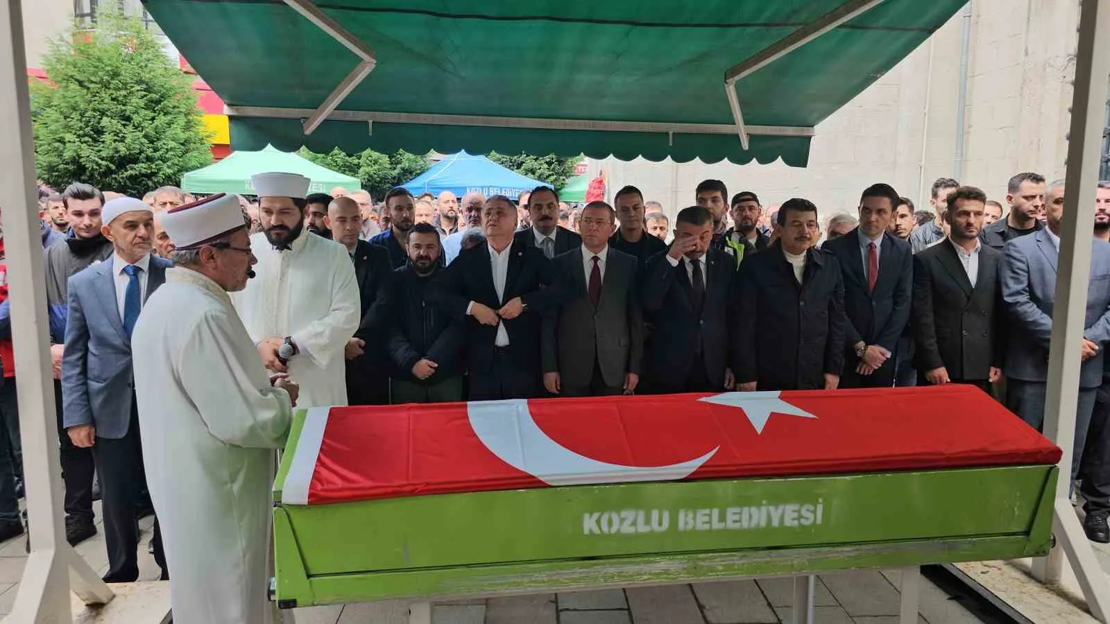 ZONGULDAK’TA TTK KOZLU MÜESSESE MÜDÜRLÜĞÜ’NE AİT MADEN OCAĞINDA KÖMÜR SİLOSUNA DÜŞEREK AĞIR YARALANAN VE KALDIRILDIĞI HASTANEDE HAYATINI KAYBEDEN 27 YAŞINDAKİ MADEN İŞÇİSİ UFUK DEMİR, DÜZENLENEN CENAZE TÖRENİNİN ARDINDAN SON YOLCULUĞUNA UĞURLANDI.