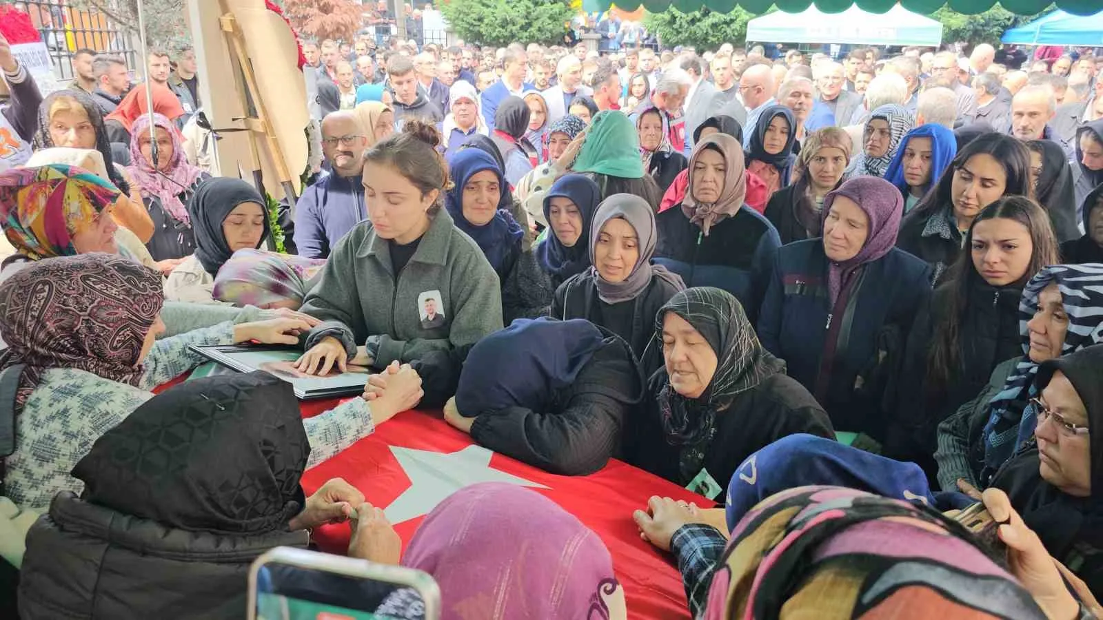 ZONGULDAK’TA TTK KOZLU MÜESSESE MÜDÜRLÜĞÜ’NE AİT MADEN OCAĞINDA KÖMÜR SİLOSUNA DÜŞEREK AĞIR YARALANAN VE KALDIRILDIĞI HASTANEDE HAYATINI KAYBEDEN 27 YAŞINDAKİ MADEN İŞÇİSİ UFUK DEMİR, DÜZENLENEN CENAZE TÖRENİNİN ARDINDAN SON YOLCULUĞUNA UĞURLANDI.