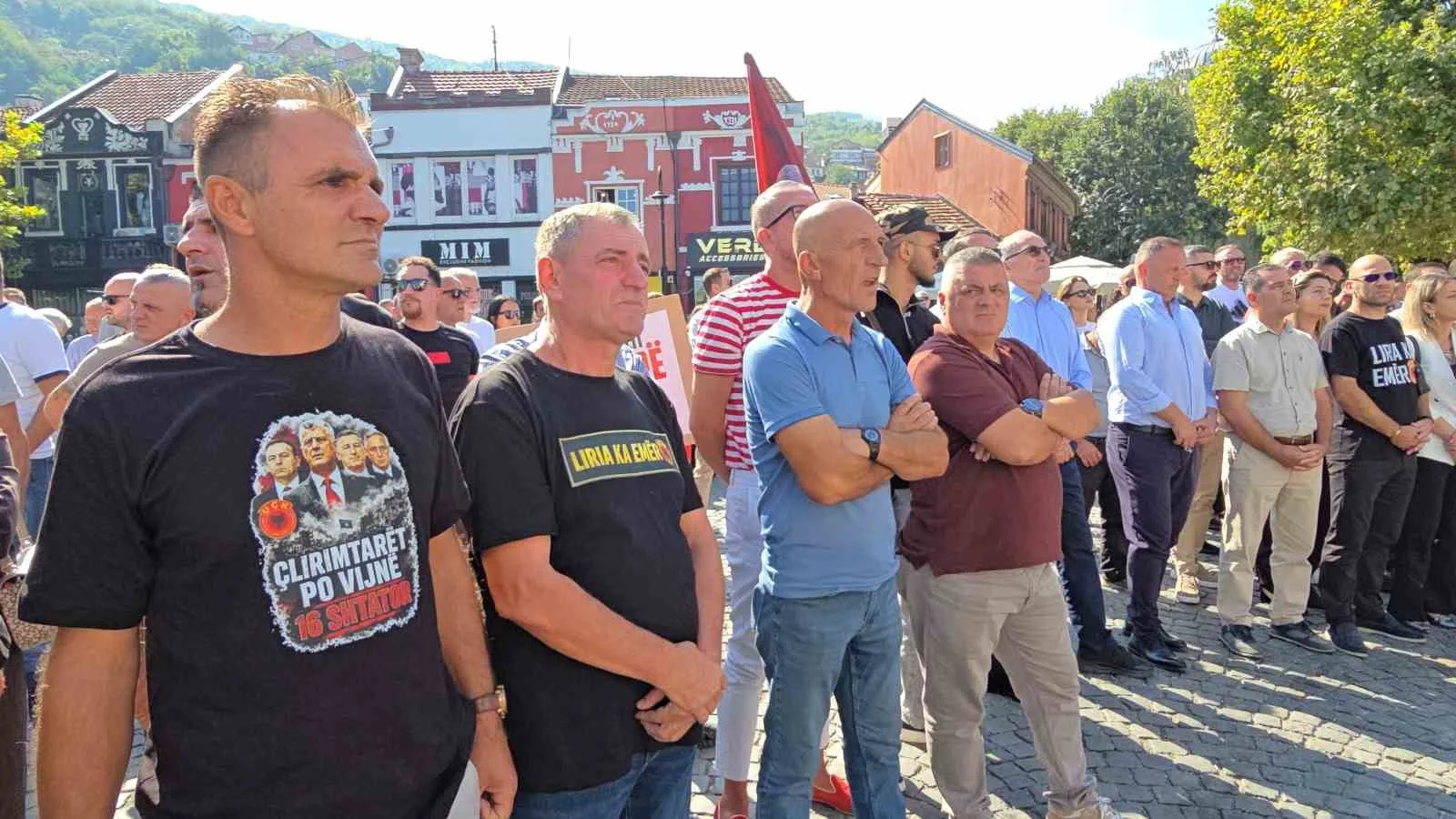KOSOVA’NIN ESKİ CUMHURBAŞKANI VE KOSOVA KURTULUŞ ORDUSU’NUN SAVAŞ DÖNEMİ LİDERLERİNDEN HAŞİM THAÇİ, LAHEY’DE SAVAŞ SUÇLARINDAN SUÇLU BULUNARAK 25 YIL HAPİS CEZASINA ÇARPTIRILDI. KOSOVALILAR DEV EKRANLARDA TAKİP ETTİ
