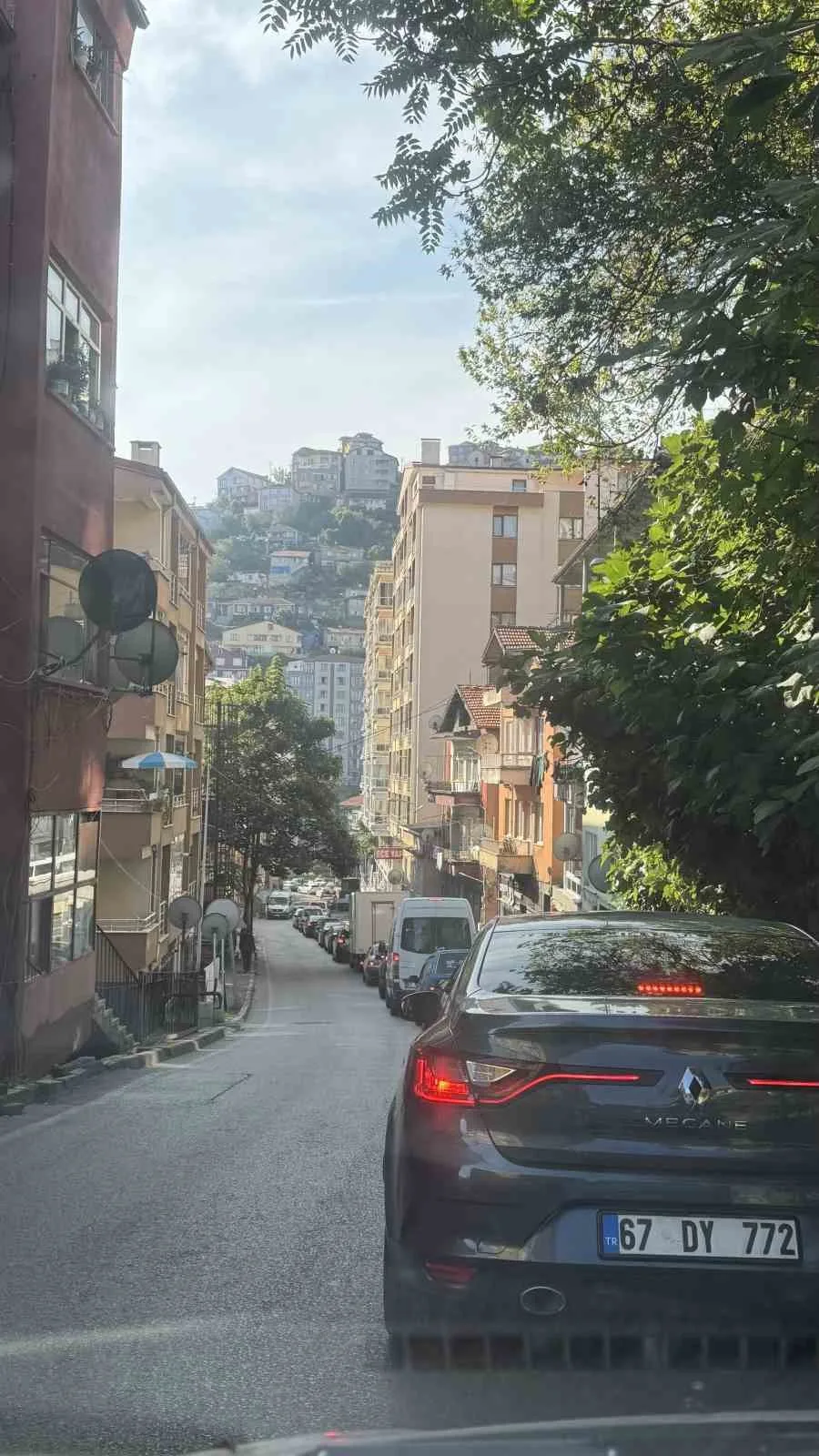 ZONGULDAK(İHA)-ZONGULDAK’TA SOĞUKSU MEVKİSİNDE YAŞANAN YOĞUN TRAFİK, SÜRÜCÜLERE ZOR ANLAR YAŞATTI. TRAFİK NEDENİYLE BÖLGEDE METRELERCE ARAÇ KUYRUĞU OLUŞURKEN, ARAÇLAR UZUN SÜRE İLERLEMEKTE GÜÇLÜK ÇEKTİ.