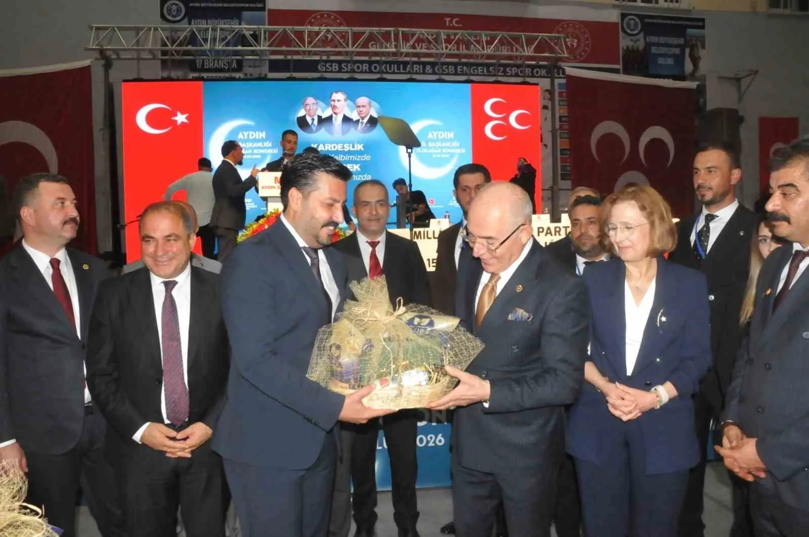 MİLLİYETÇİ HAREKET PARTİSİ (MHP) AYDIN İL BAŞKANLIĞI'NIN 15. OLAĞAN İL KONGRESİ'NDE KONUŞAN İL BAŞKANI OSMAN GAZİ CİHANGİROĞLU; "MHP, BUGÜN AYDIN'DA BULUNDUĞU YERİ HAK ETMİYOR" DİYEREK BİRLİK MESAJI VERDİ.