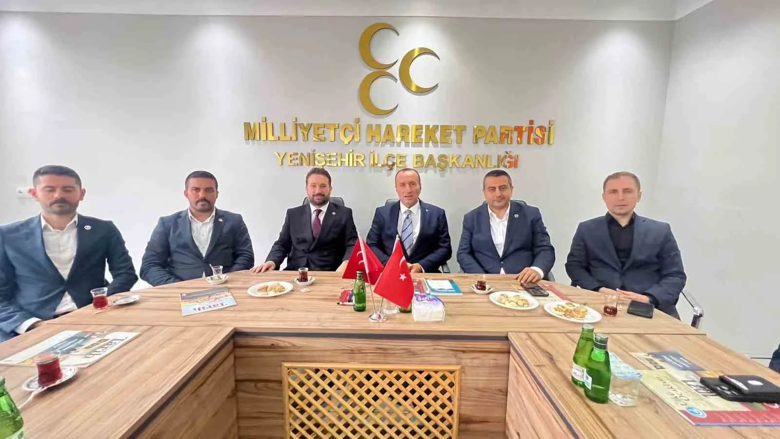 MİLLİYETÇİ HAREKET PARTİSİ (MHP) BURSA İL BAŞKANI MEHMET EMİN ÖZCANBAZ, BERABERİNDEKİ İL YÖNETİM KURULU ÜYELERİ VE BURSA BÜYÜKŞEHİR BELEDİYESİ BAŞKAN VEKİLİ İSMAİL ŞENOL İLE BİRLİKTE MHP YENİŞEHİR İLÇE BAŞKANLIĞI’NI ZİYARET ETTİ.