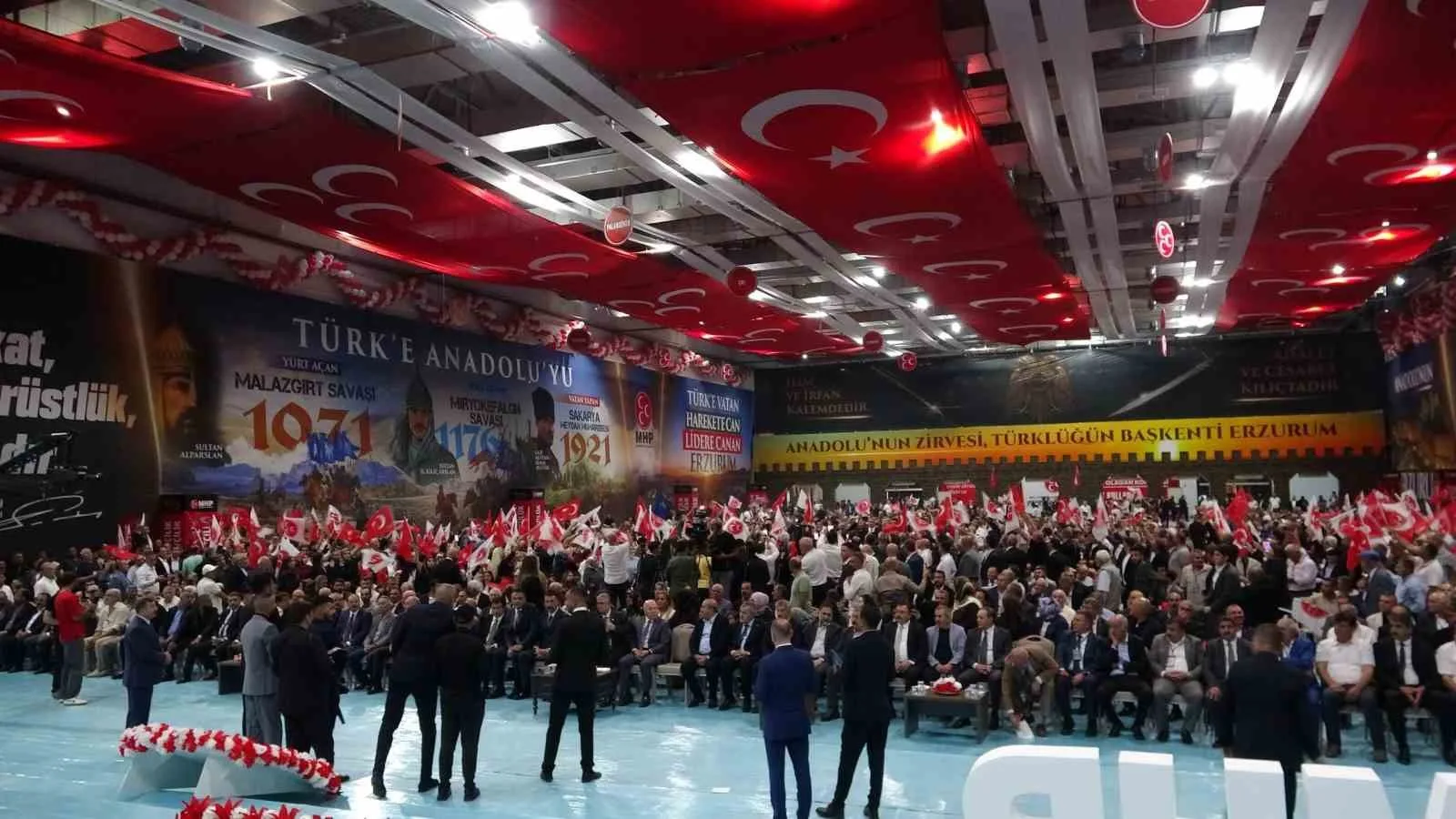 MİLLİYETÇİ HAREKET PARTİSİ (MHP) ERZURUM İL BAŞKANLIĞI’NIN 15. OLAĞAN KONGRESİ, RECEP TAYYİP ERDOĞAN FUAR MERKEZİ’NDE YAKLAŞIK 6 BİN KİŞİNİN KATILIMIYLA GERÇEKLEŞTİRİLDİ. KONGREYE TEK ADAY OLARAK GİREN MEVCUT BAŞKAN ADEM YURDAGÜL, YENİDEN BAŞKANLIĞA SEÇİLEREK GÜVEN TAZELEDİ.