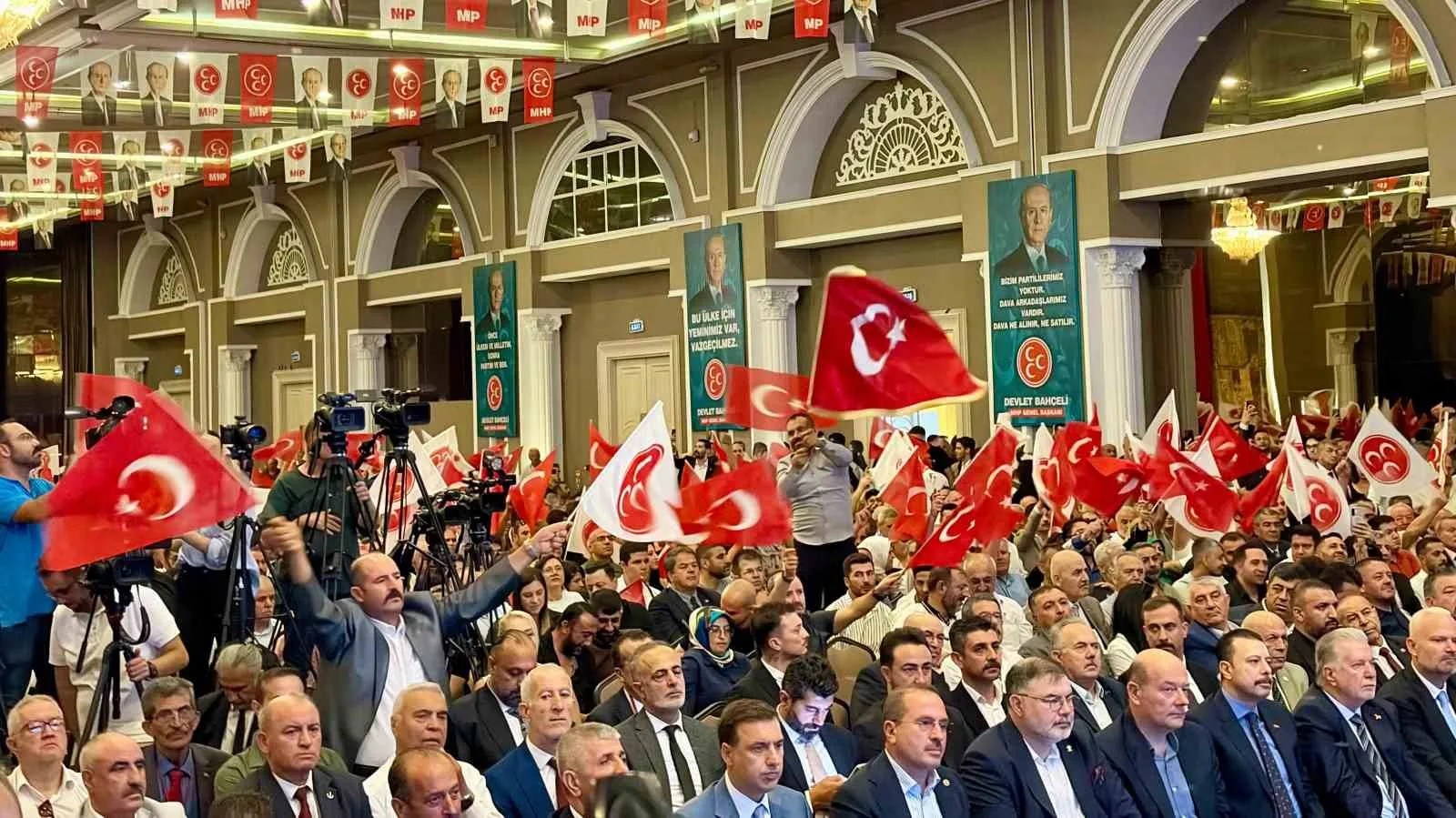 MHP İZMİR İL BAŞKANLIĞI 15’İNCİ OLAĞAN İL KONGRESİ, BALÇOVA İLÇESİNDEKİ BİR OTELDE DÜZENLENDİ.