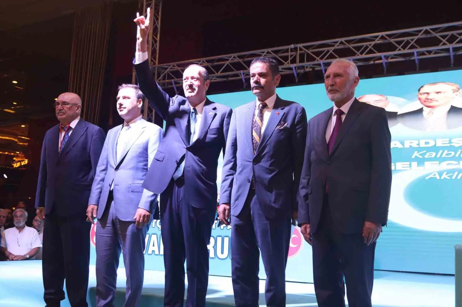 MHP GENEL SEKRETER YARDIMCISI TAMER OSMANAĞAOĞLU(SOLDAN ÜÇÜNCÜ)