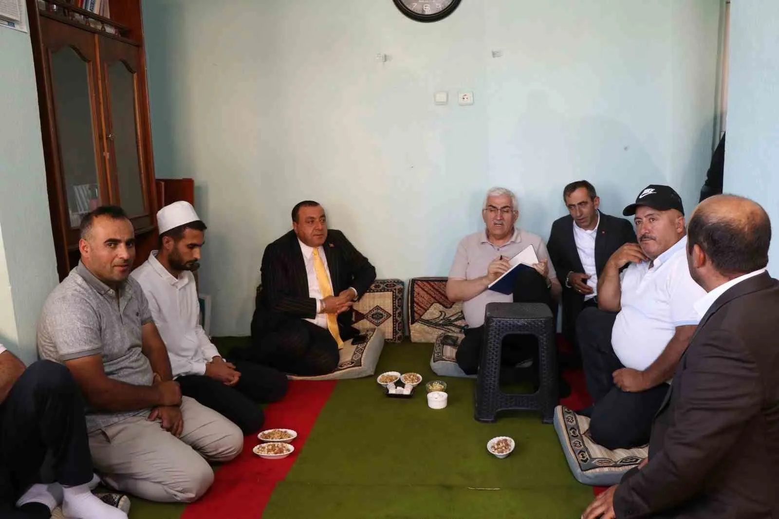 AK PARTİ ERZURUM MİLLETVEKİLİ MEHMET EMİN ÖZ, NARMAN İLÇESİNDE MAHALLE MUHTARLARIYLA BİR ARAYA GELEREK MAHALLELERİN SORUN VE TALEPLERİNİ DİNLEDİ.