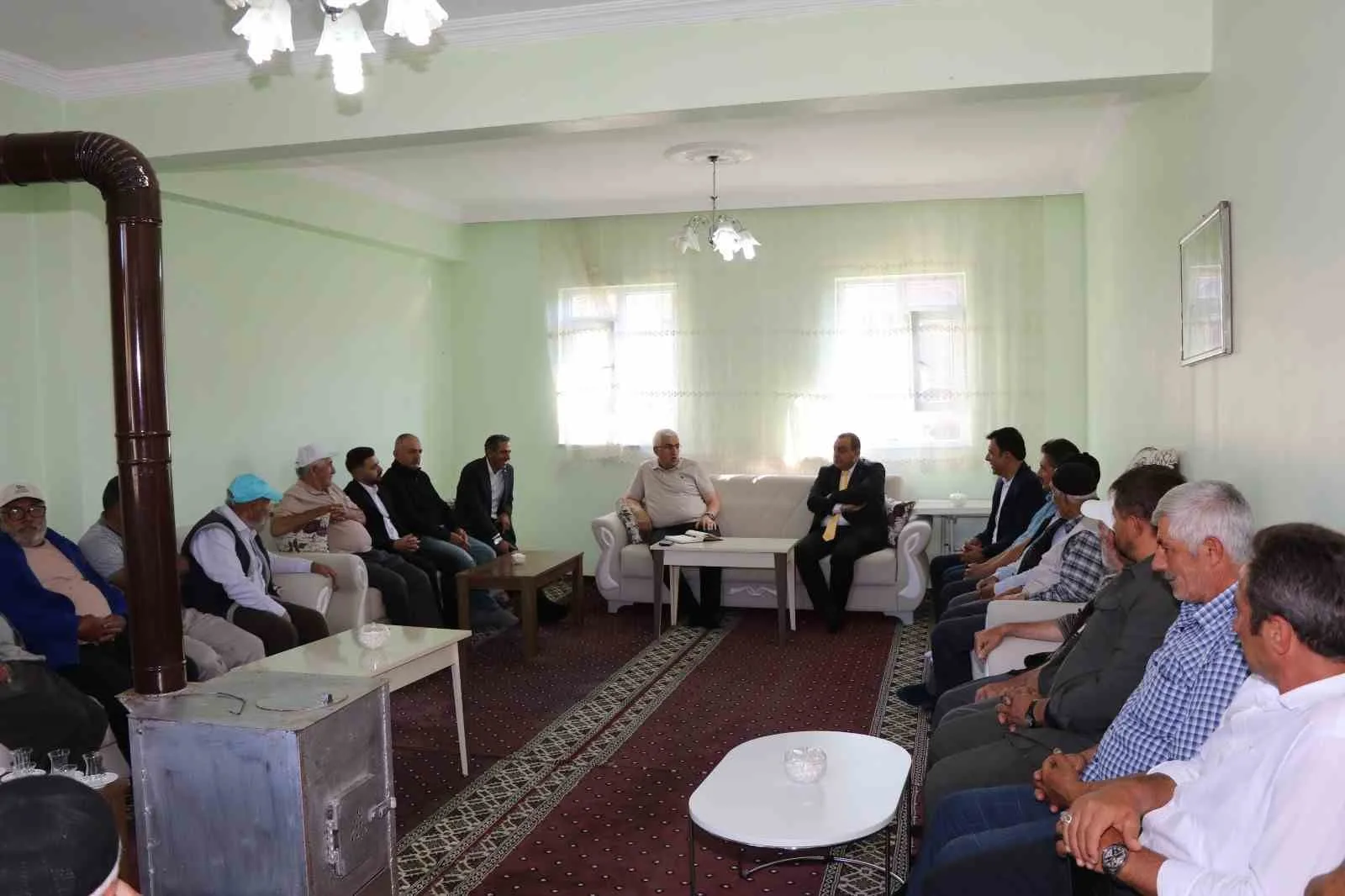 AK PARTİ ERZURUM MİLLETVEKİLİ MEHMET EMİN ÖZ, NARMAN İLÇESİNDE MAHALLE MUHTARLARIYLA BİR ARAYA GELEREK MAHALLELERİN SORUN VE TALEPLERİNİ DİNLEDİ.