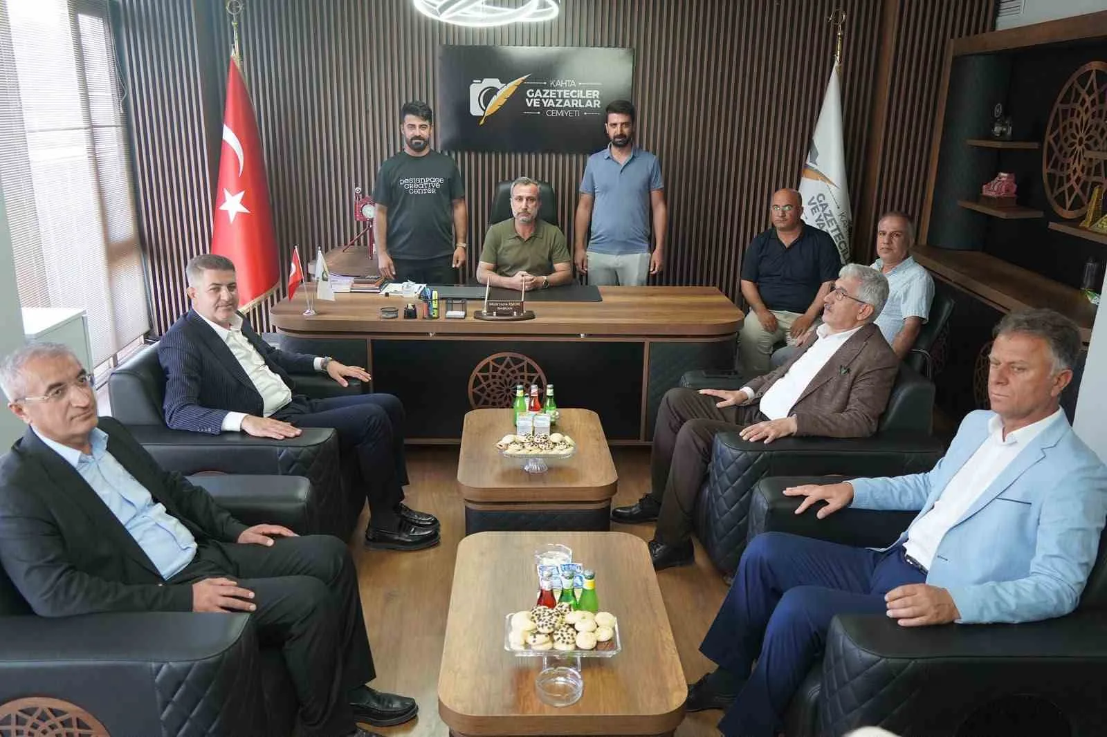 AK PARTİ ADIYAMAN MİLLETVEKİLİ İSHAK ŞAN VE KAHTA BELEDİYE BAŞKANI MEHMET CAN HALLAÇ, KAHTA GAZETECİLER VE YAZARLAR CEMİYETİ’Nİ ZİYARET EDEREK KENTTE YÜRÜTÜLEN PROJE VE YATIRIMLARA İLİŞKİN AÇIKLAMALARDA BULUNDU.