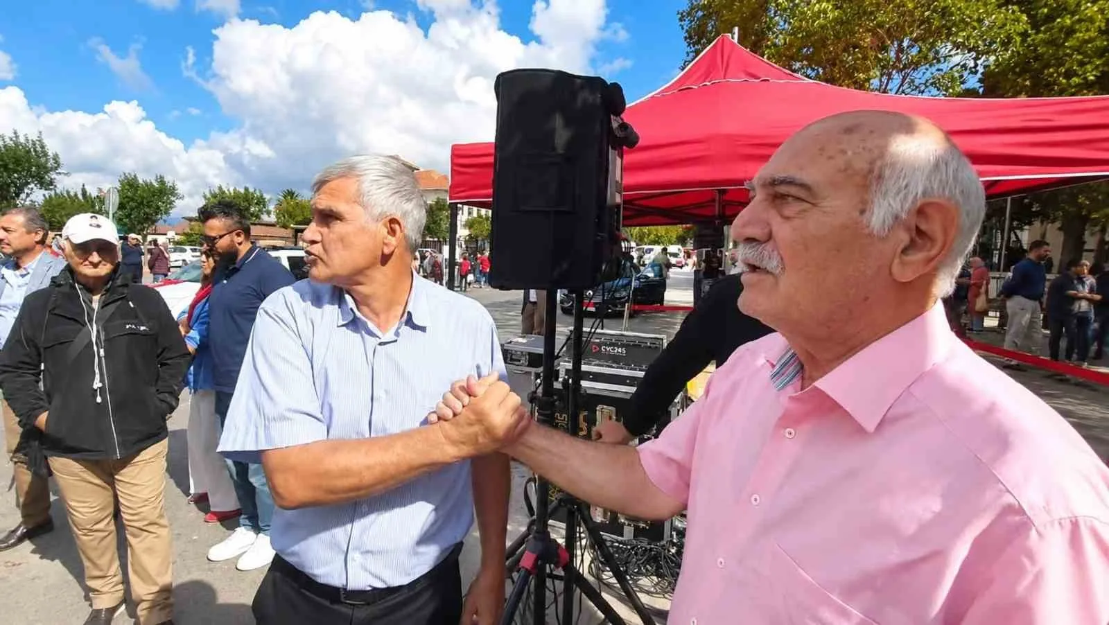 BALIKESİR'İN BANDIRMA İLÇESİNİN DÜŞMAN İŞGALİNDEN KURTULUŞUNUN 104. YIL DÖNÜMÜ KAPSAMINDA DÜZENLENEN ÇELENK SUNMA TÖRENİNİN ARDINDAN, CHP GRUP BAŞKANVEKİLİ SERKAN SARI'YA TEPKİ GÖSTERİLDİ. OLAYIN "BUTLAN" TARTIŞMASI NEDENİYLE YAŞANDIĞI İLERİ SÜRÜLDÜ.
