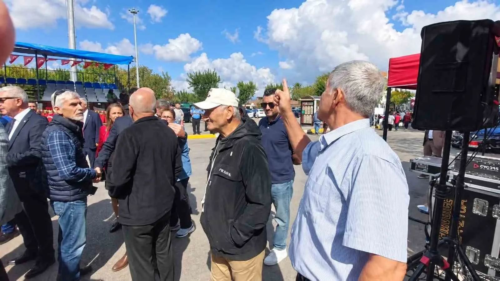 BALIKESİR'İN BANDIRMA İLÇESİNİN DÜŞMAN İŞGALİNDEN KURTULUŞUNUN 104. YIL DÖNÜMÜ KAPSAMINDA DÜZENLENEN ÇELENK SUNMA TÖRENİNİN ARDINDAN, CHP GRUP BAŞKANVEKİLİ SERKAN SARI'YA TEPKİ GÖSTERİLDİ. OLAYIN "BUTLAN" TARTIŞMASI NEDENİYLE YAŞANDIĞI İLERİ SÜRÜLDÜ.