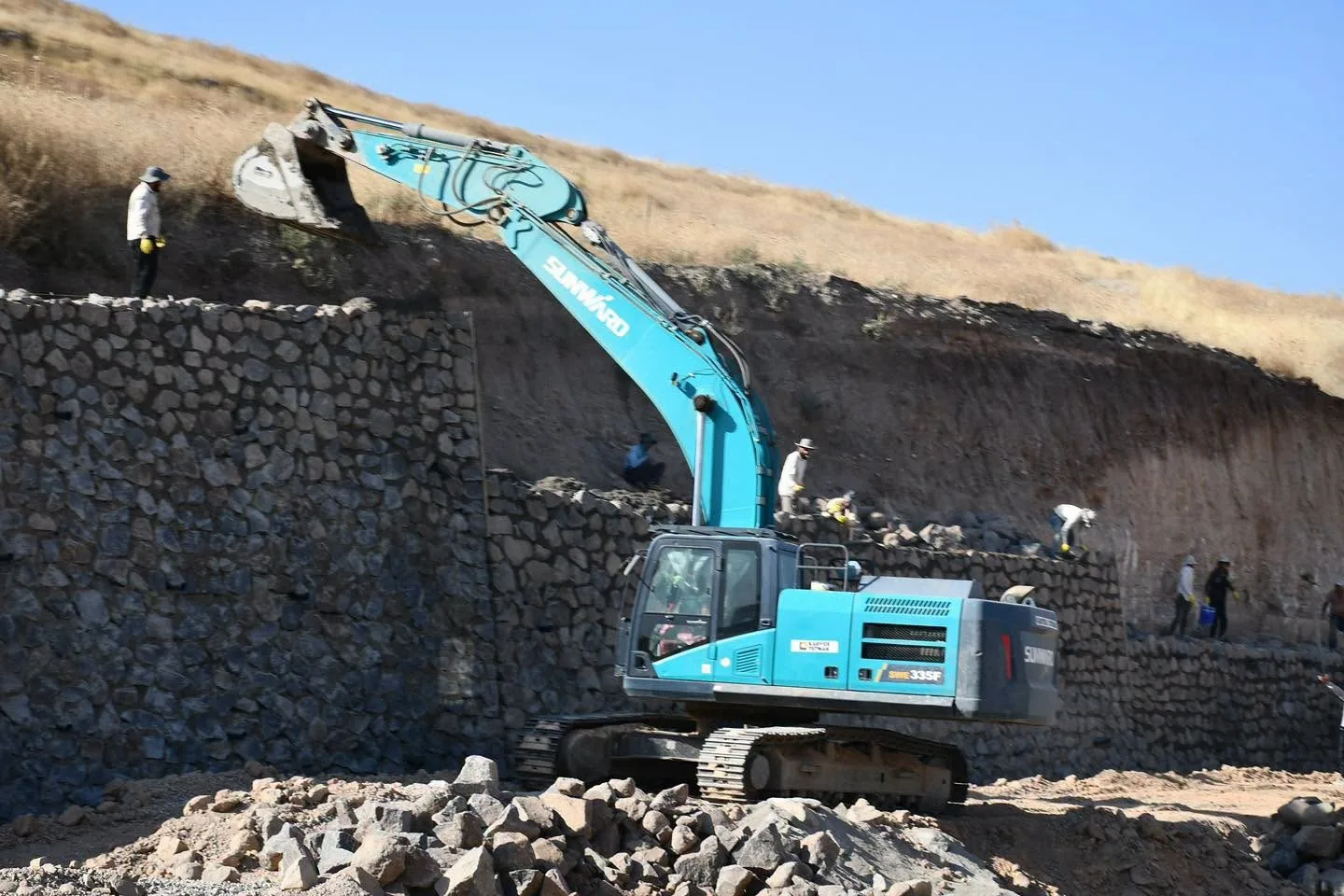 ŞIRNAK MİLLETVEKİLİ ARSLAN TATAR, YAPIMI DEVAM EDEN CİZRE - SİLOPİ YOLU ŞANTİYESİNİ ZİYARET EDEREK YÜRÜTÜLEN ÇALIŞMALARI YERİNDE İNCELEDİ.