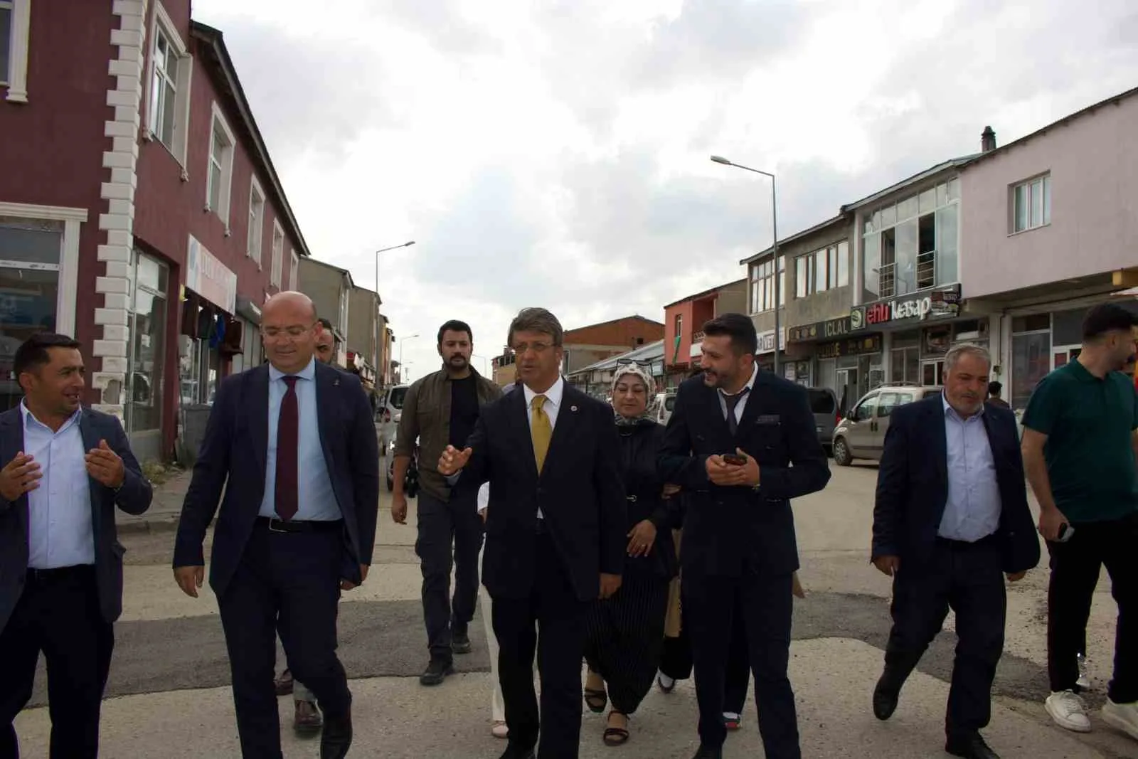 AK PARTİ VAN MİLLETVEKİLİ KAYHAN TÜRKMENOĞLU, "TÜRKİYE YÜZYILI İÇİN HEP YENİ, HEP İLERİ" PROGRAMLARI KAPSAMINDA ERZURUM’UN KARAYAZI İLÇESİNDE BİR DİZİ TEMAS VE İNCELEMELERDE BULUNDU.