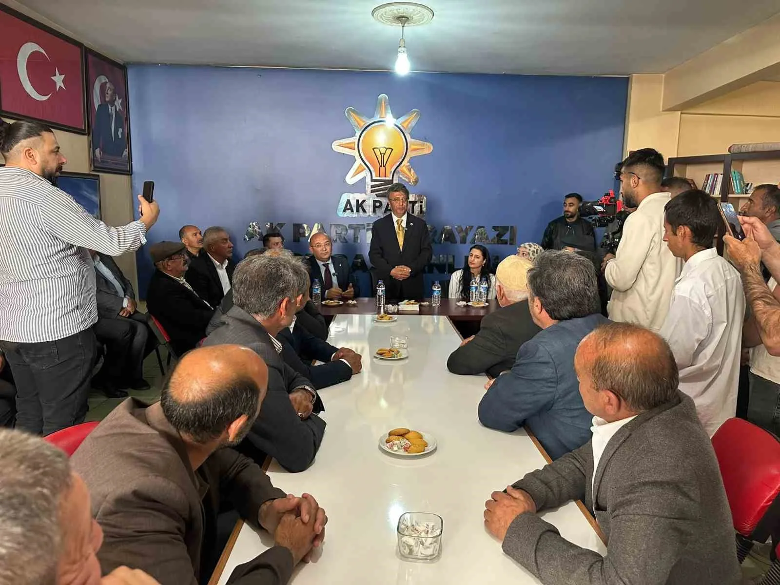 AK PARTİ VAN MİLLETVEKİLİ KAYHAN TÜRKMENOĞLU, "TÜRKİYE YÜZYILI İÇİN HEP YENİ, HEP İLERİ" PROGRAMLARI KAPSAMINDA ERZURUM’UN KARAYAZI İLÇESİNDE BİR DİZİ TEMAS VE İNCELEMELERDE BULUNDU.
