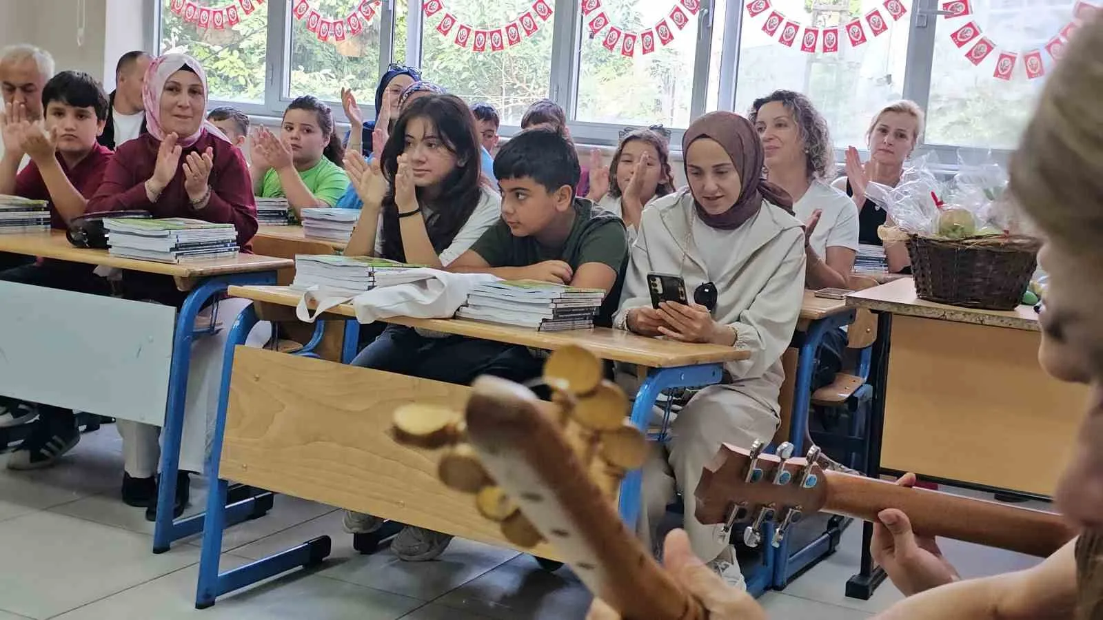 ZONGULDAK GAZİ ORTAOKULU'NDA 2026-2027 EĞİTİM ÖĞRETİM YILI UYUM HAFTASI ETKİNLİKLERİ KAPSAMINDA OKULA BAŞLAYAN 5'İNCİ SINIF ÖĞRENCİLERİNE, ÖĞRETMENLERİ TARAFINDAN MÜZİKLİ VE OYUNLU BİR KARŞILAMA SÜRPRİZİ YAPILDI. ETKİNLİKTE, MÜZİK ÖĞRETMENİ TARAFINDAN OKUL İÇİN ÖZEL OLARAK BESTELENEN MARŞ DA İLK KEZ ÖĞRENCİLERE DİNLETİLDİ.