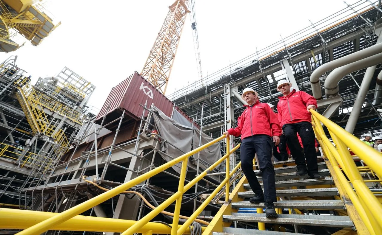 ENERJİ VE TABİİ KAYNAKLAR BAKANI ALPARSLAN BAYRAKTAR, OSMAN GAZİ YÜZER ÜRETİM PLATFORMU’NU EKİM AYININ SONUNA DOĞRU KARADENİZ'DEKİ GÖREV YERİNE UĞURLAYACAKLARINI AÇIKLADI.