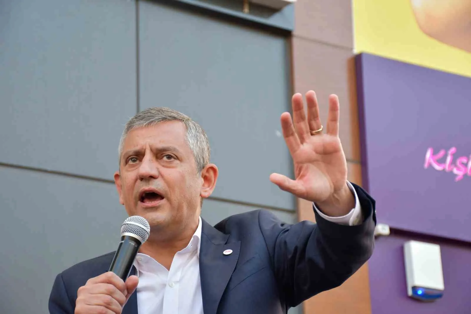 YENİ PARTİ GENEL BAŞKANI ÖZGÜR ÖZEL, SAHA ÇALIŞMALARI KAPSAMINDA ARDAHAN'DA ZİYARETLERDE BULUNDU.