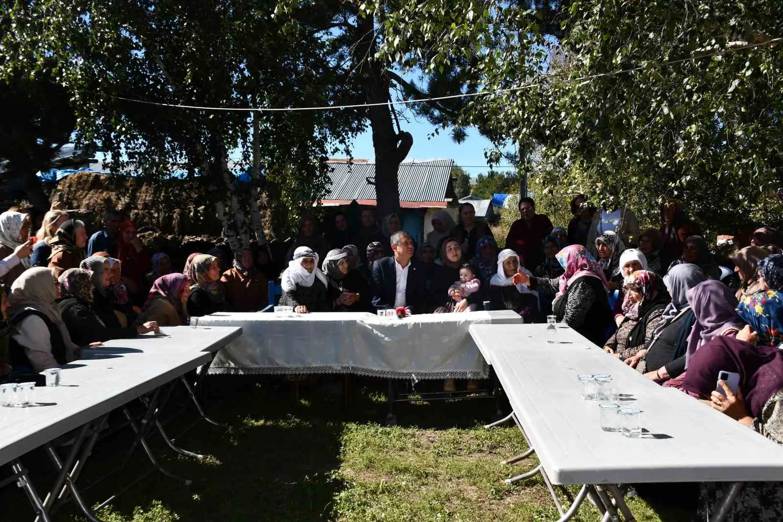 ÖZEL, KADIN BULUŞMASININ ARDINDAN ESNAFI ZİYARET ETTİ. ESNAF ZİYARETİ SONRASI YURTTAŞLARA SESLENEN ÖZEL, ARDAHAN'IN POTANSİYELİNİN ÇOK BÜYÜK OLDUĞUNU SÖYLEDİ. RDE BULUNDU.