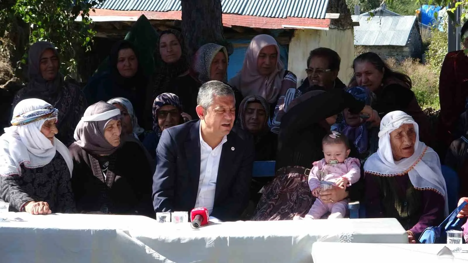 BİR VATANDAŞIN, 'GÖREVE GELİRSENİZ EĞER ÖNDE ADAMI OLANLAR DEĞİL DE OLMAYANLARI, GERİDE KALANLARI MI ALIRSIN' SORUSUNA ÖZEL, "YAKINDA TELEVİZYONDA BUNU DUYARSIN, BEN DİYECEĞİM Kİ YENİ PARTİ GELİNCE ADAMI OLAN DEĞİL, ARKADA KALANLAR ÖNE GELECEK" DİYE YANIT VERDİ.