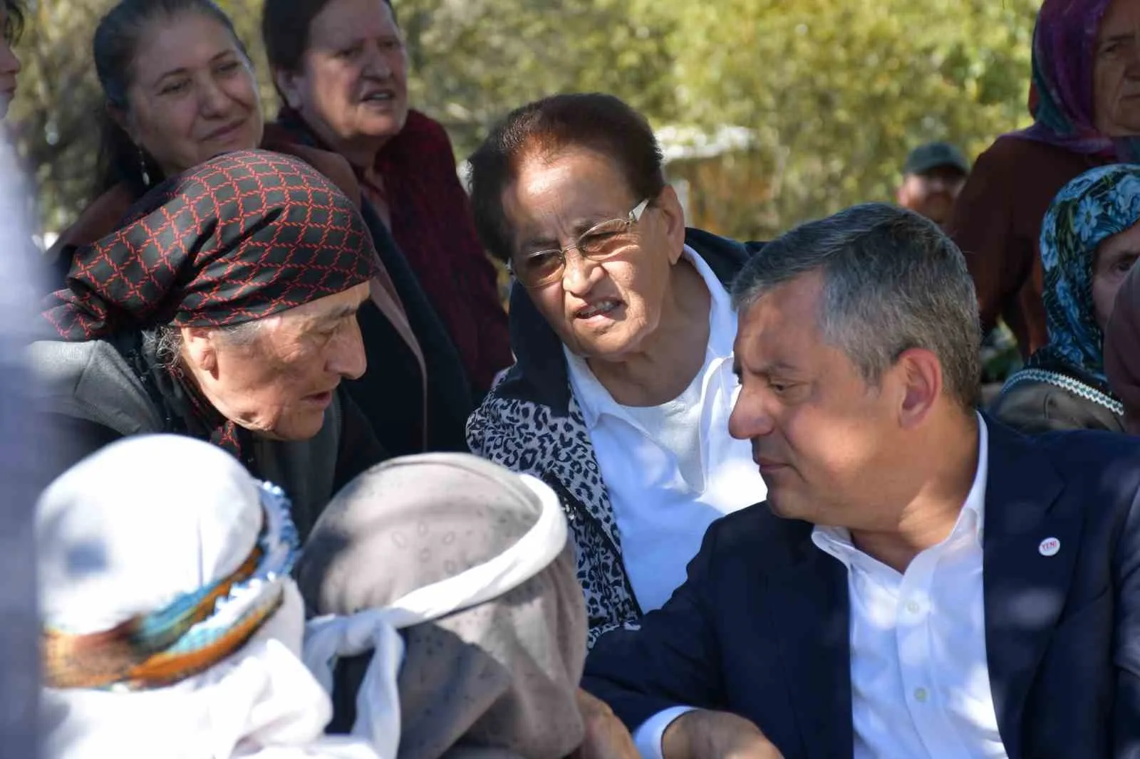 ÖZEL, KADIN BULUŞMASININ ARDINDAN ESNAFI ZİYARET ETTİ. ESNAF ZİYARETİ SONRASI YURTTAŞLARA SESLENEN ÖZEL, ARDAHAN'IN POTANSİYELİNİN ÇOK BÜYÜK OLDUĞUNU SÖYLEDİ.