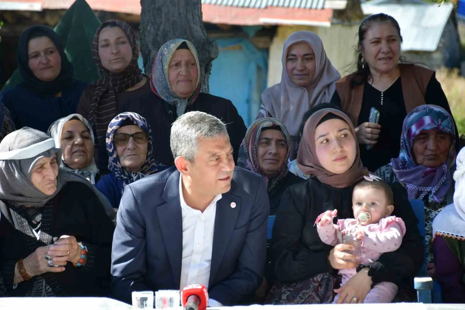ÖZEL, KADIN BULUŞMASININ ARDINDAN ESNAFI ZİYARET ETTİ. ESNAF ZİYARETİ SONRASI YURTTAŞLARA SESLENEN ÖZEL, ARDAHAN'IN POTANSİYELİNİN ÇOK BÜYÜK OLDUĞUNU SÖYLEDİ.