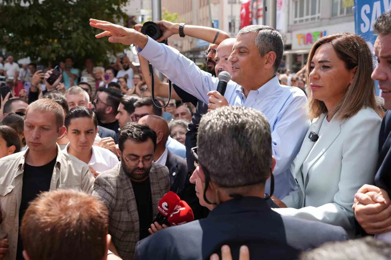 ÖZGÜR ÖZEL, ÇORLU’DAKİ HALK BULUŞMASINDA KONUŞMA YAPTI. ÖZEL'E TEKİRDAĞ BÜYÜKŞEHİR BELEDİYE BAŞKANI CANDAN YÜCEER EŞLİK ETTİ.