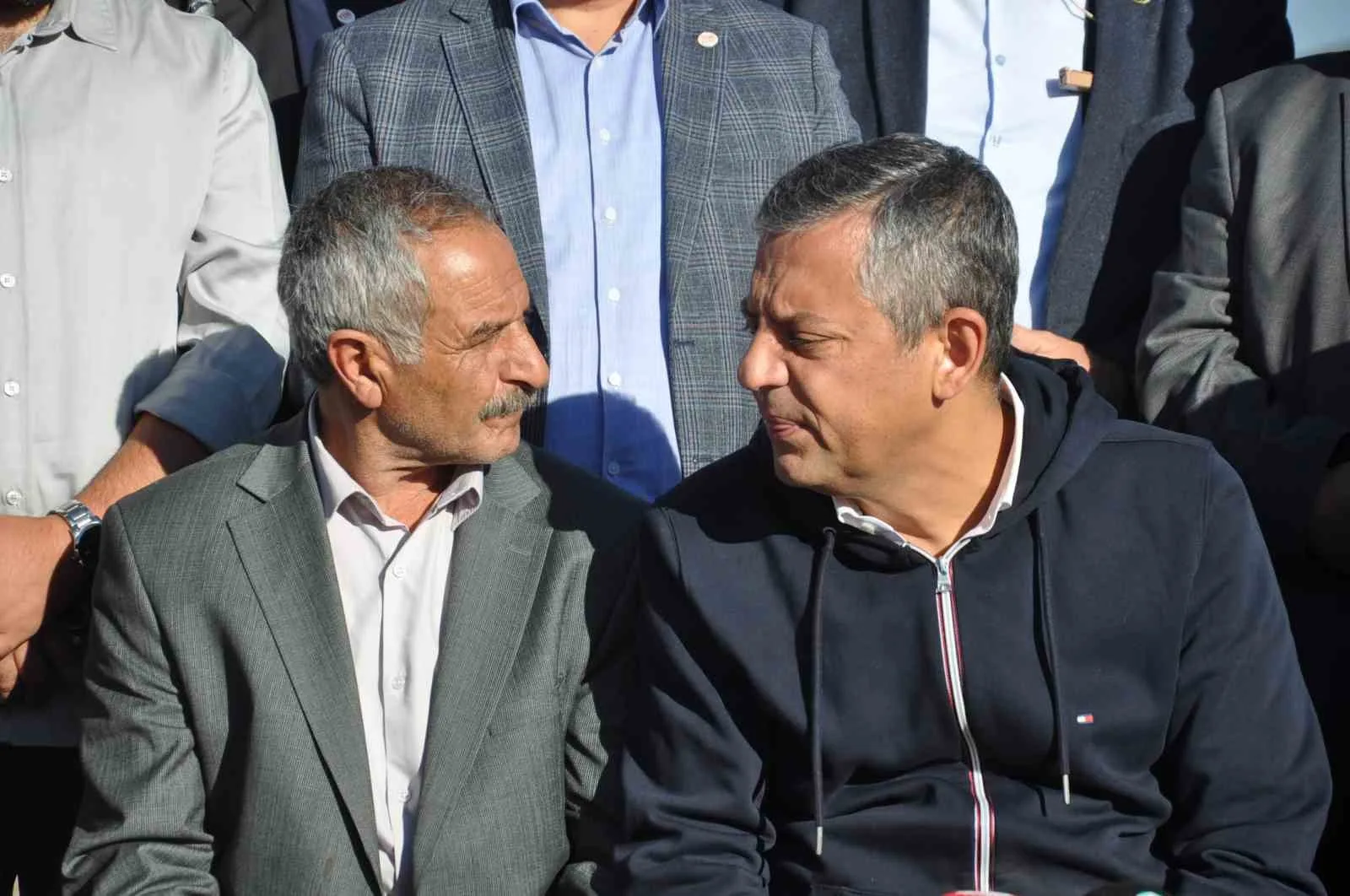 YENİ PARTİ GENEL BAŞKANI ÖZGÜR ÖZEL, KARS HAYVAN PAZARI'NI ZİYARET EDEREK VATANDAŞLAR VE HAYVAN ÜRETİCİLERİYLE BİR ARAYA GELDİ.