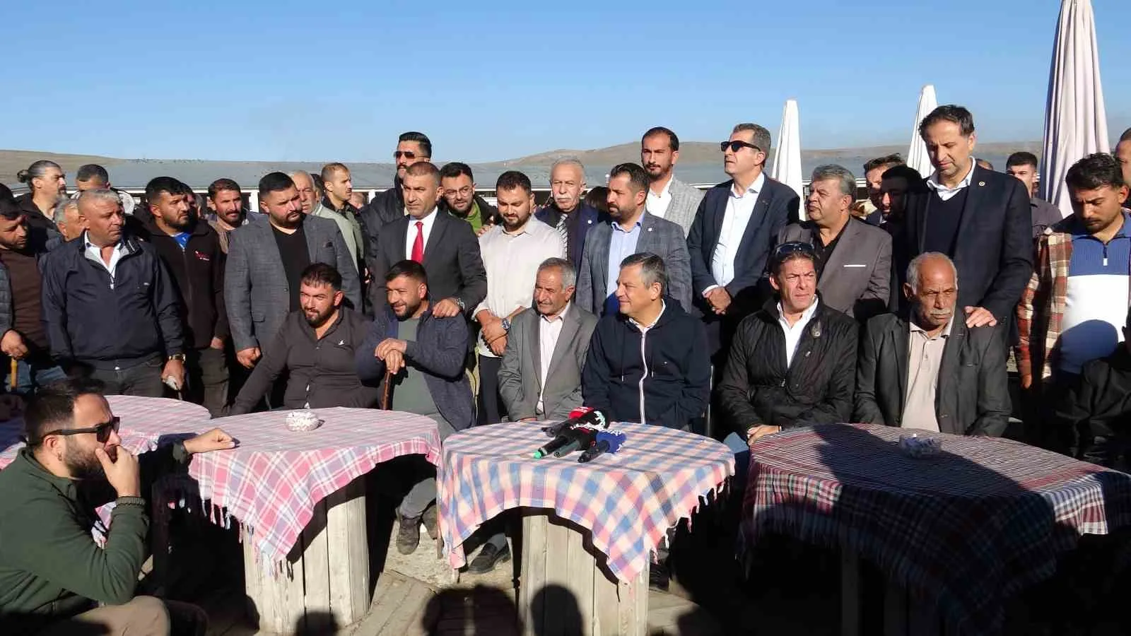 YENİ PARTİ GENEL BAŞKANI ÖZGÜR ÖZEL, KARS HAYVAN PAZARI'NI ZİYARET EDEREK VATANDAŞLAR VE HAYVAN ÜRETİCİLERİYLE BİR ARAYA GELDİ.