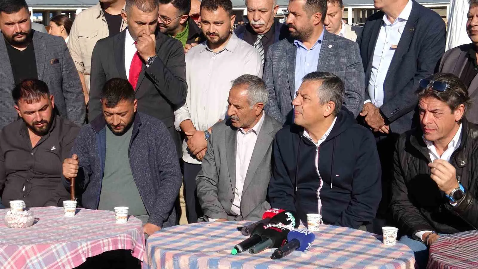 YENİ PARTİ GENEL BAŞKANI ÖZGÜR ÖZEL, KARS HAYVAN PAZARI'NI ZİYARET EDEREK VATANDAŞLAR VE HAYVAN ÜRETİCİLERİYLE BİR ARAYA GELDİ.