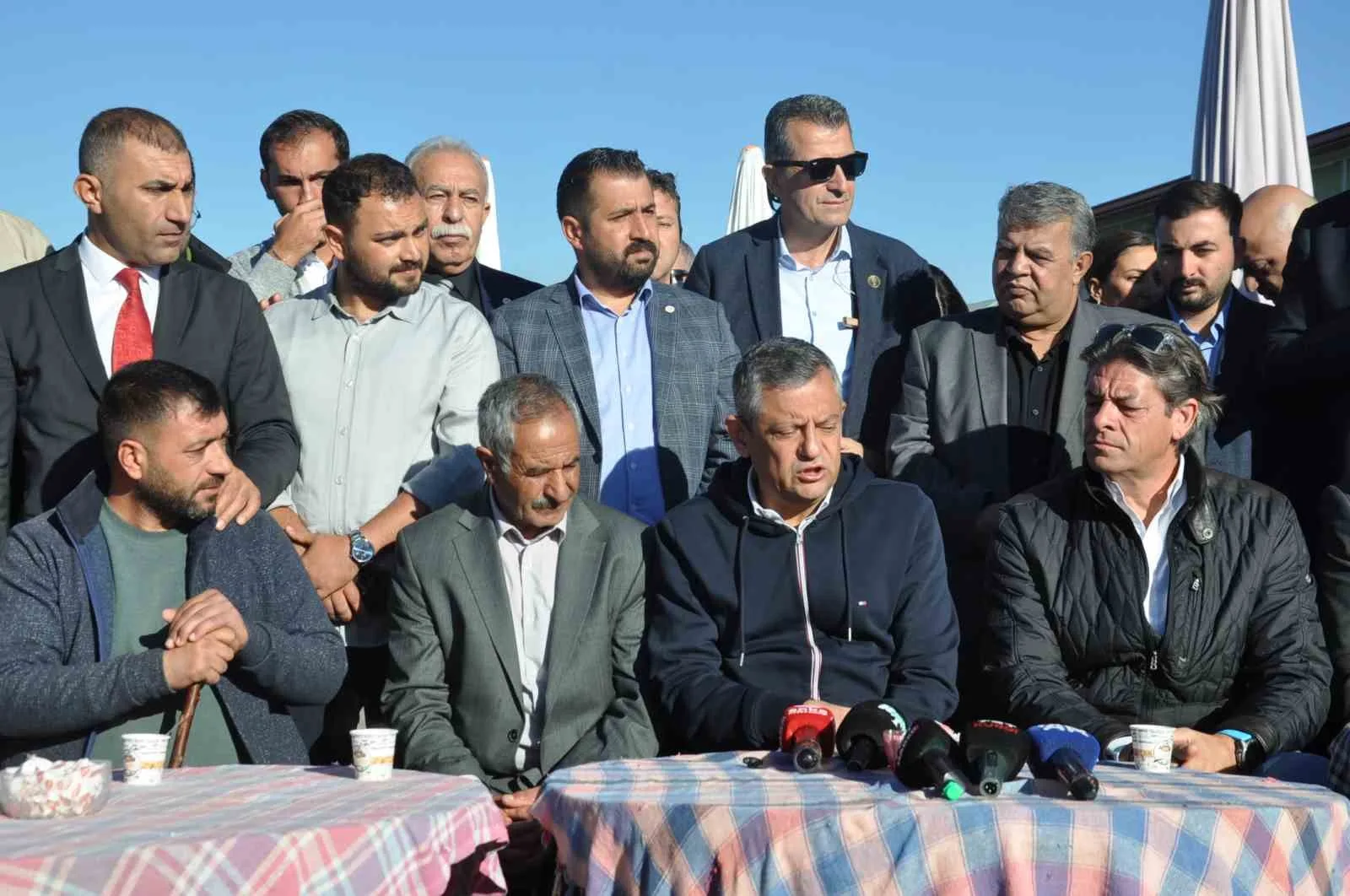 YENİ PARTİ GENEL BAŞKANI ÖZGÜR ÖZEL, KARS HAYVAN PAZARI'NI ZİYARET EDEREK VATANDAŞLAR VE HAYVAN ÜRETİCİLERİYLE BİR ARAYA GELDİ.