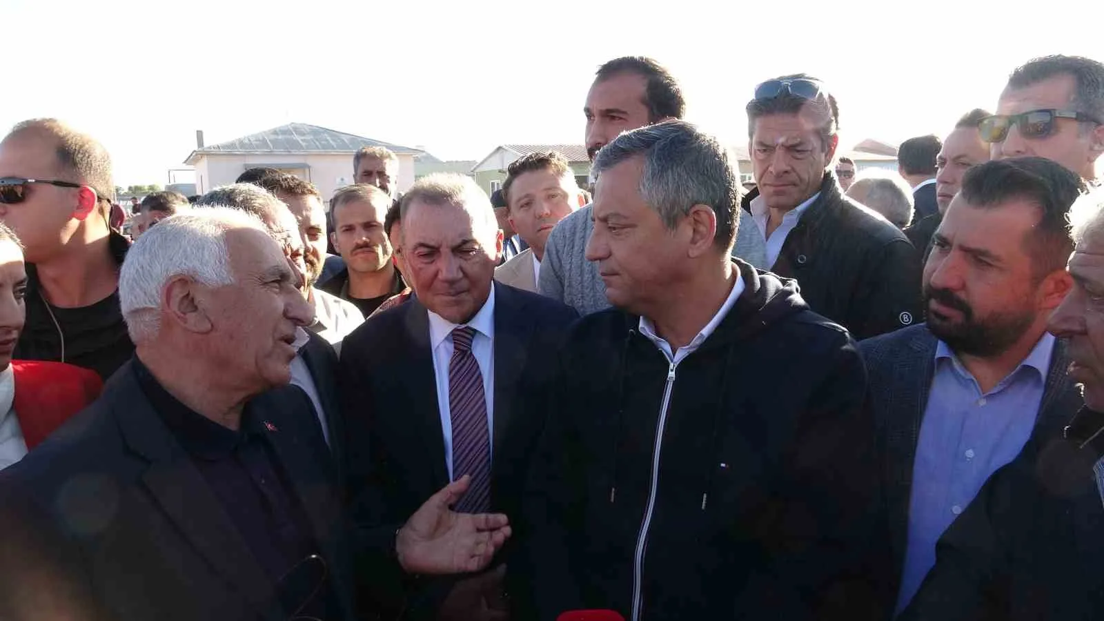 YENİ PARTİ GENEL BAŞKANI ÖZGÜR ÖZEL, KARS HAYVAN PAZARI'NI ZİYARET EDEREK VATANDAŞLAR VE HAYVAN ÜRETİCİLERİYLE BİR ARAYA GELDİ.