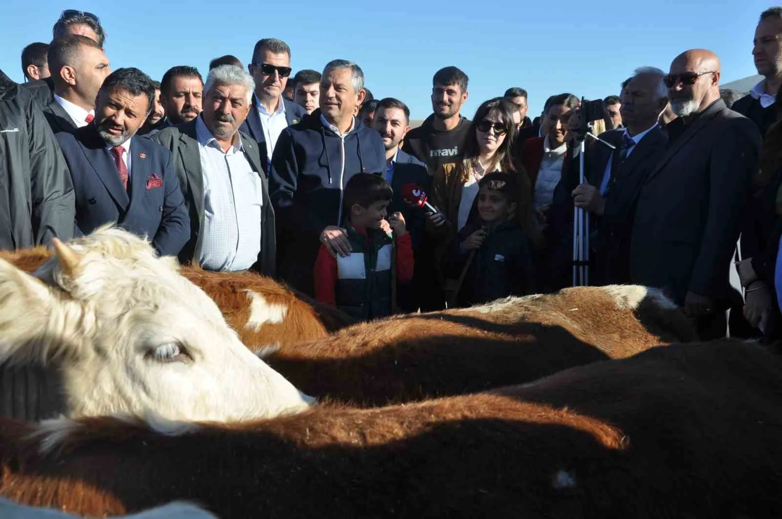 YENİ PARTİ GENEL BAŞKANI ÖZGÜR ÖZEL, KARS HAYVAN PAZARI'NI ZİYARET EDEREK VATANDAŞLAR VE HAYVAN ÜRETİCİLERİYLE BİR ARAYA GELDİ.