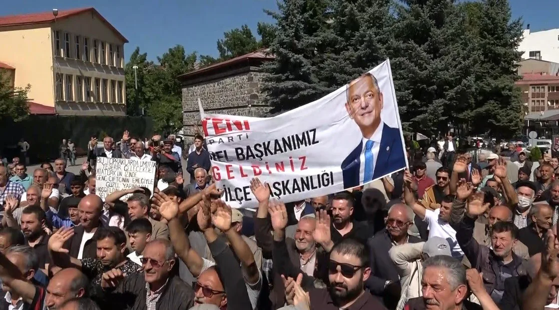 YENİ PARTİ GENEL BAŞKANI ÖZGÜR ÖZEL, KARS'TA ESNAF VE VATANDAŞLARLA BİR ARAYA GELDİ. CUMA NAMAZI ÇIKIŞINDA FAİKBEY CADDESİ ÜZERİNDEKİ ESNAFI ZİYARET EDEN ÖZEL, VALİLİK PARKI'NDA KARSLILARA HİTAP ETTİ.