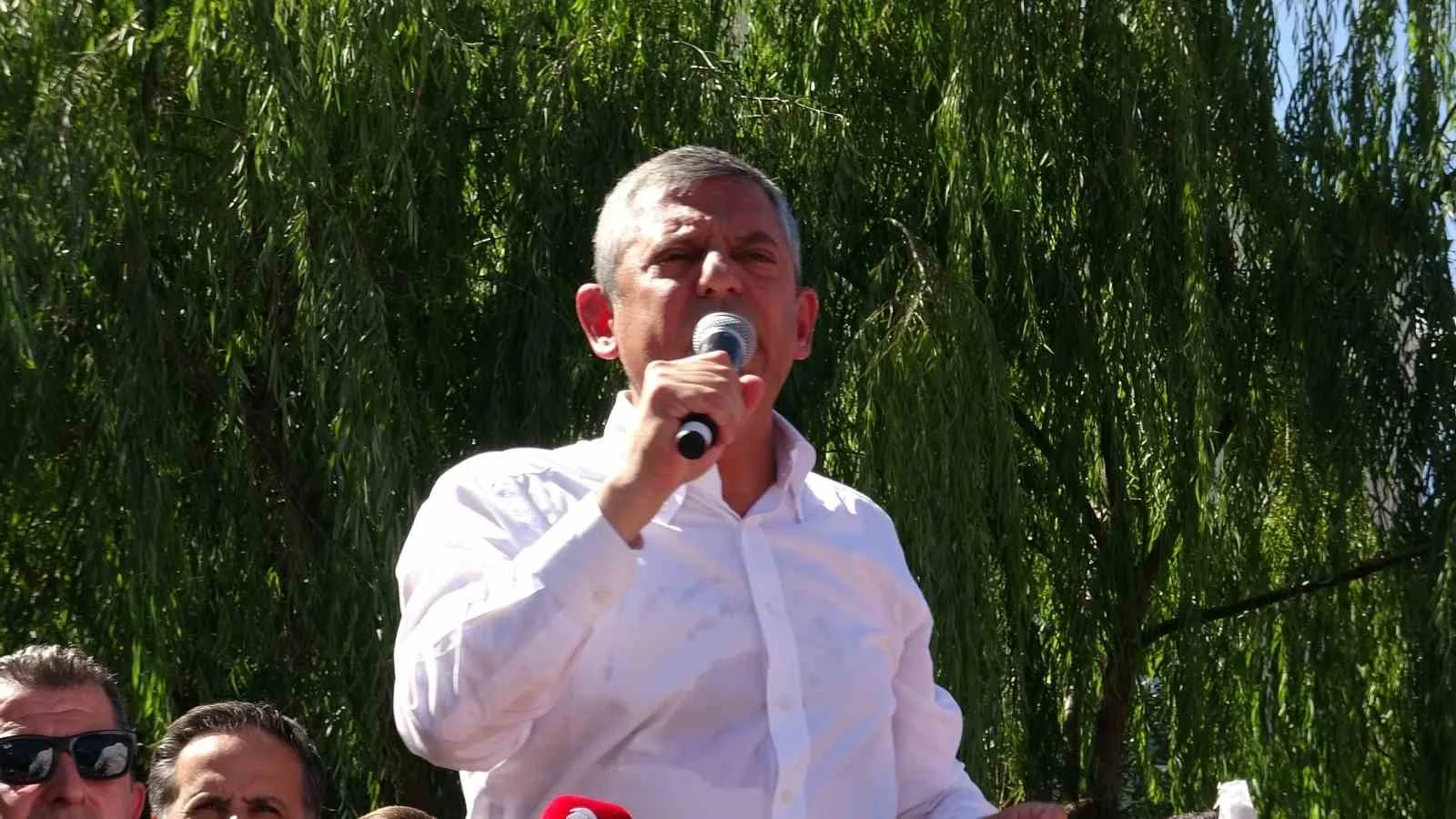 YENİ PARTİ GENEL BAŞKANI ÖZGÜR ÖZEL, KARS'TA ESNAF VE VATANDAŞLARLA BİR ARAYA GELDİ. CUMA NAMAZI ÇIKIŞINDA FAİKBEY CADDESİ ÜZERİNDEKİ ESNAFI ZİYARET EDEN ÖZEL, VALİLİK PARKI'NDA KARSLILARA HİTAP ETTİ.