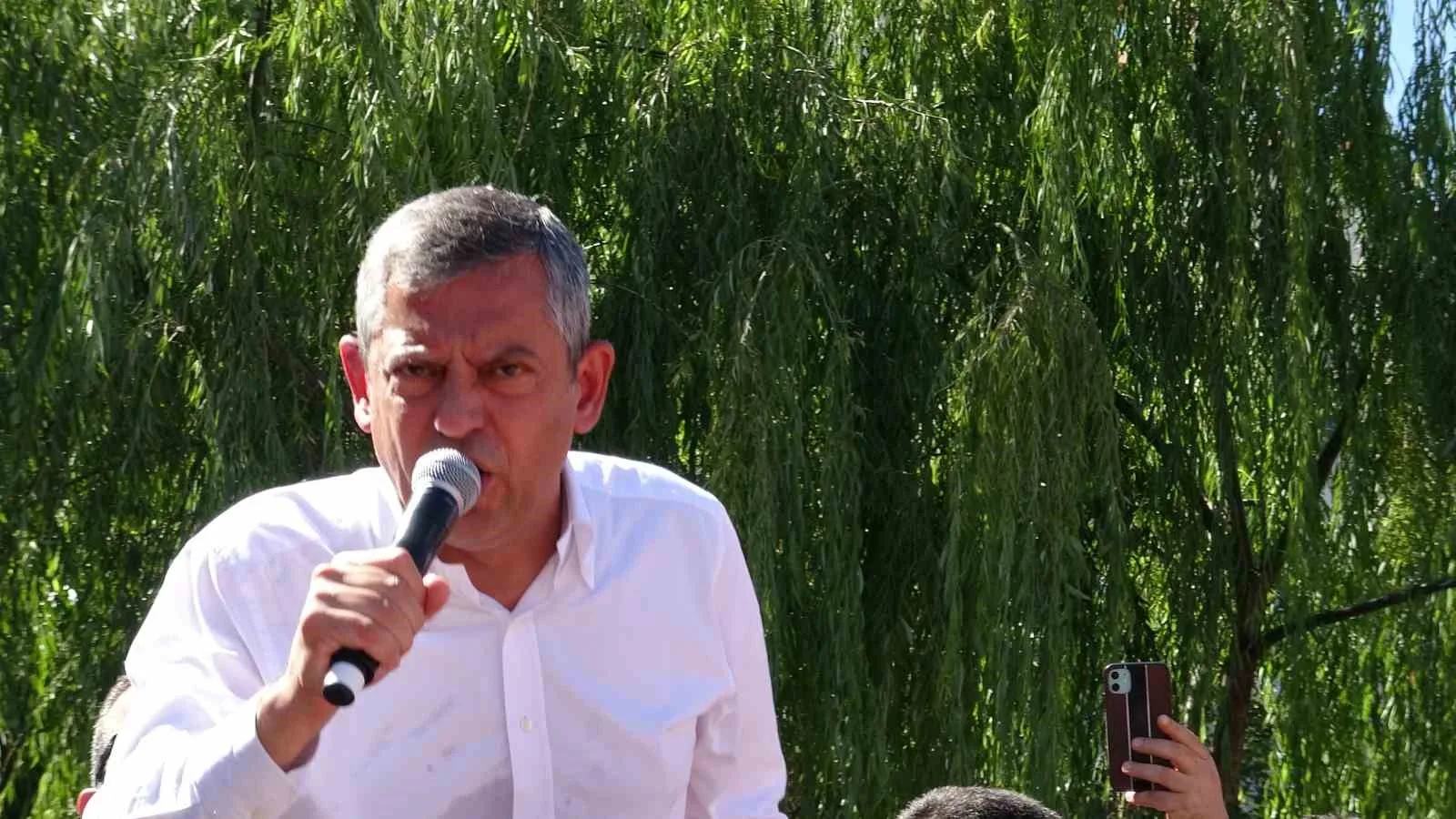 YENİ PARTİ GENEL BAŞKANI ÖZGÜR ÖZEL, KARS'TA ESNAF VE VATANDAŞLARLA BİR ARAYA GELDİ. CUMA NAMAZI ÇIKIŞINDA FAİKBEY CADDESİ ÜZERİNDEKİ ESNAFI ZİYARET EDEN ÖZEL, VALİLİK PARKI'NDA KARSLILARA HİTAP ETTİ.