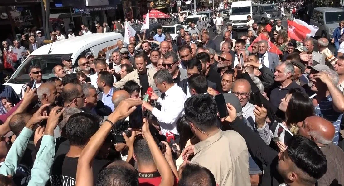 YENİ PARTİ GENEL BAŞKANI ÖZGÜR ÖZEL, KARS'TA ESNAF VE VATANDAŞLARLA BİR ARAYA GELDİ. CUMA NAMAZI ÇIKIŞINDA FAİKBEY CADDESİ ÜZERİNDEKİ ESNAFI ZİYARET EDEN ÖZEL, VALİLİK PARKI'NDA KARSLILARA HİTAP ETTİ.