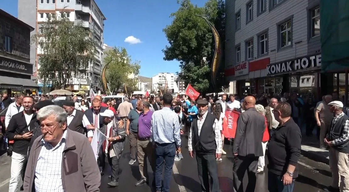 YENİ PARTİ GENEL BAŞKANI ÖZGÜR ÖZEL, KARS'TA ESNAF VE VATANDAŞLARLA BİR ARAYA GELDİ. CUMA NAMAZI ÇIKIŞINDA FAİKBEY CADDESİ ÜZERİNDEKİ ESNAFI ZİYARET EDEN ÖZEL, VALİLİK PARKI'NDA KARSLILARA HİTAP ETTİ.