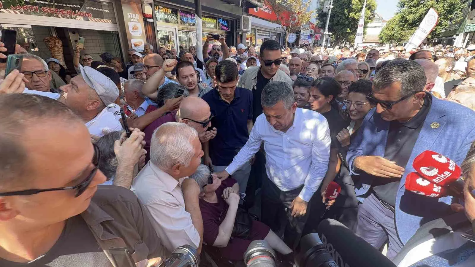 BİR DİZİ PROGRAMLAR İÇİN KIRKLARELİ'NE GELEN YENİ PARTİ GENEL BAŞKANI ÖZGÜR ÖZEL, ESNAF İLE BİR ARAYA GELDİ.