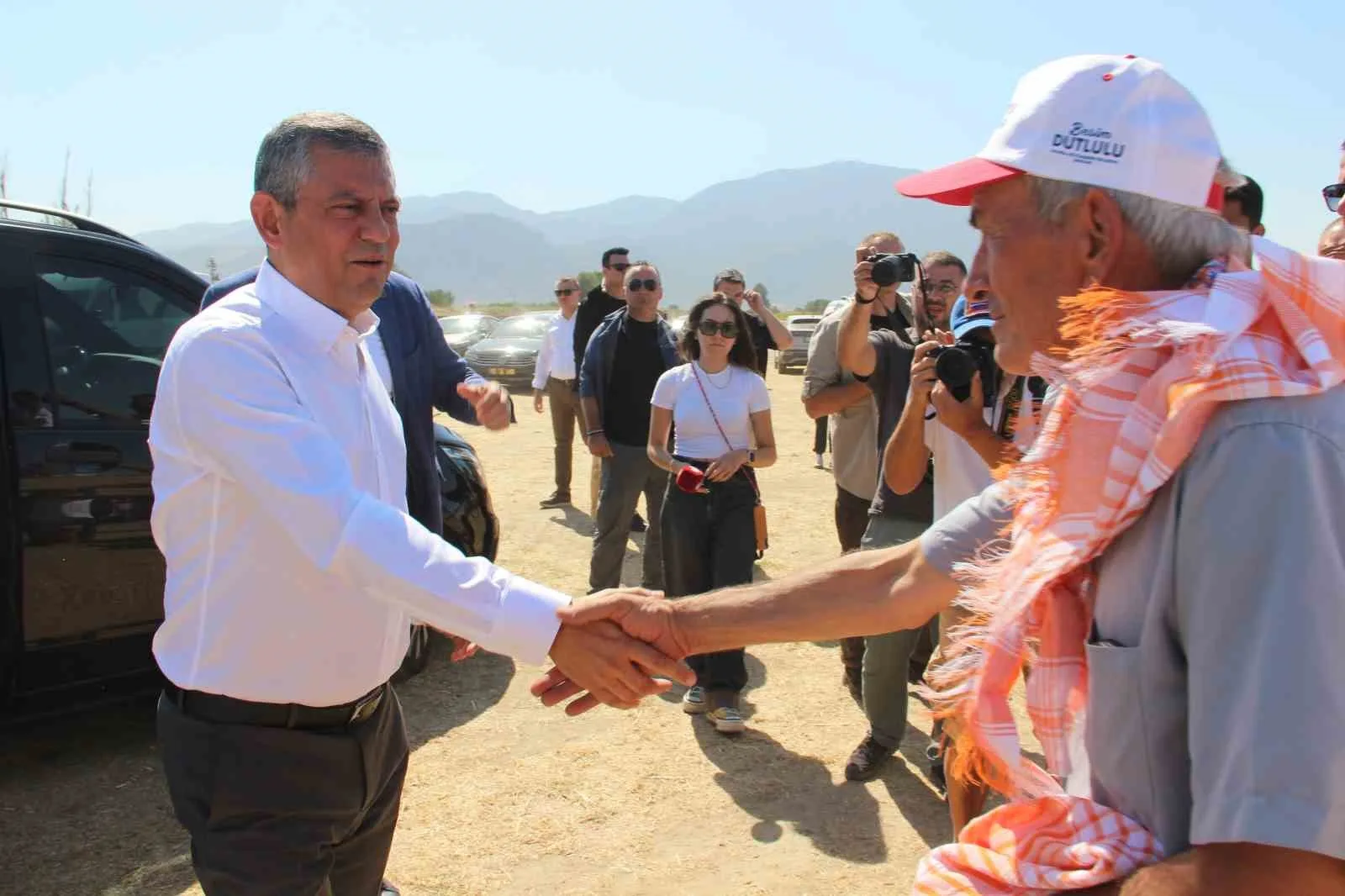 YENİ PARTİ GENEL BAŞKANI ÖZGÜR ÖZEL, MANİSA'NIN ŞEHZADELER İLÇESİNDE ÜZÜM ÜRETİCİLERİYLE BİR ARAYA GELDİ.