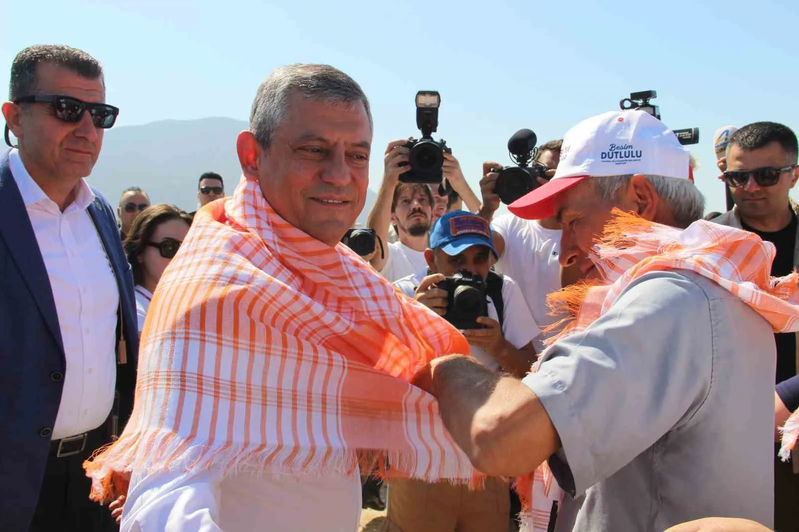 YENİ PARTİ GENEL BAŞKANI ÖZGÜR ÖZEL, MANİSA'NIN ŞEHZADELER İLÇESİNDE ÜZÜM ÜRETİCİLERİYLE BİR ARAYA GELDİ.