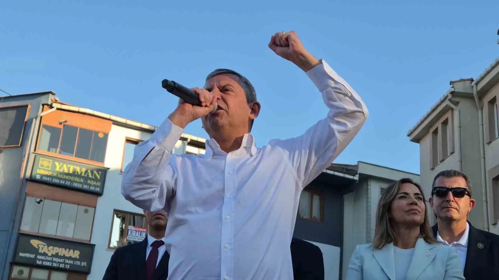 YENİ PARTİ GENEL BAŞKANI ÖZGÜR ÖZEL, TEKİRDAĞ’DAKİ TEMASLARI KAPSAMINDA SÜLEYMANPAŞA İLÇESİNDE DÜZENLENEN KORTEJE KATILDI. KORTEJİN ARDINDAN HASAN ALİ YÜCEL MEYDANI’NDA VATANDAŞLARLA BİR ARAYA GELEN ÖZEL, BURADA HALKA SESLENDİ.