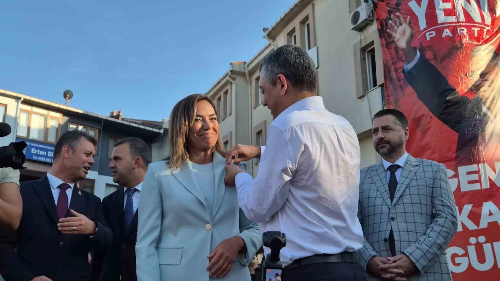 SÜLEYMANPAŞA’DAKİ KORTEJE KATILAN ÖZGÜR ÖZEL, DAHA SONRA HASAN ALİ YÜCEL MEYDANI’NDA DÜZENLENEN HALK BULUŞMASINA GEÇTİ. ÖZEL’İN KONUŞMASI ÖNCESİNDE YENİ PARTİ’YE KATILAN TEKİRDAĞ BÜYÜKŞEHİR BELEDİYE BAŞKANI CANDAN YÜCEER İLE 3 BELEDİYE BAŞKANINA PARTİ ROZETİ TAKILDI.