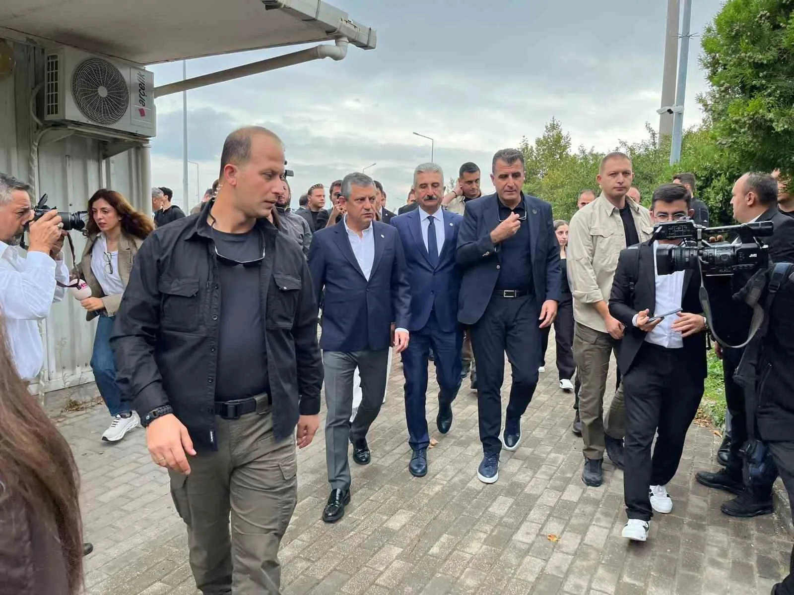 ÖZGÜR ÖZEL VE YENİ PARTİ HEYETİ, TUTUKLANAN MUSTAFA BOZBEY’İ CEZAEVİNDE ZİYARET ETTİ