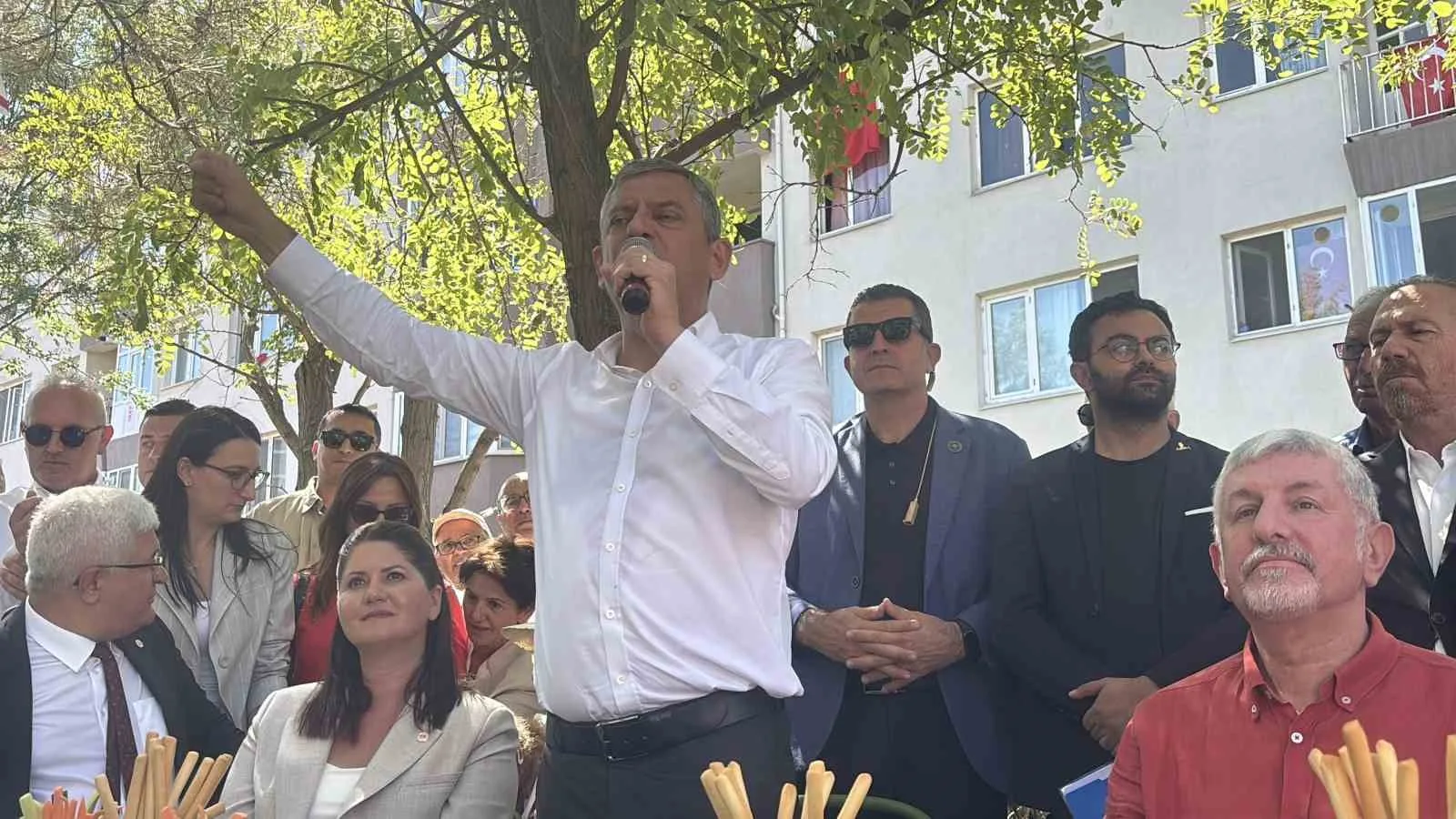 ÖZGÜR ÖZEL, EDİRNE'DE YAPTIĞI KONUŞMADA YENİ PARTİ'NİN İKTİDARA GELMESİ HALİNDE HAYATA GEÇİRİLECEK ÇALIŞMALARDAN SÖZ EDERKEN, "CHP İKTİDARINDA GÖRÜLMEMİŞ İŞLER GÖRECEK HERKES. HER ŞEYİ YAPACAĞIZ. KREŞLER, YURTLAR VE MİLLETİN İHTİYACI NE İSE YAPACAĞIZ" İFADELERİNİ KULLANDI.