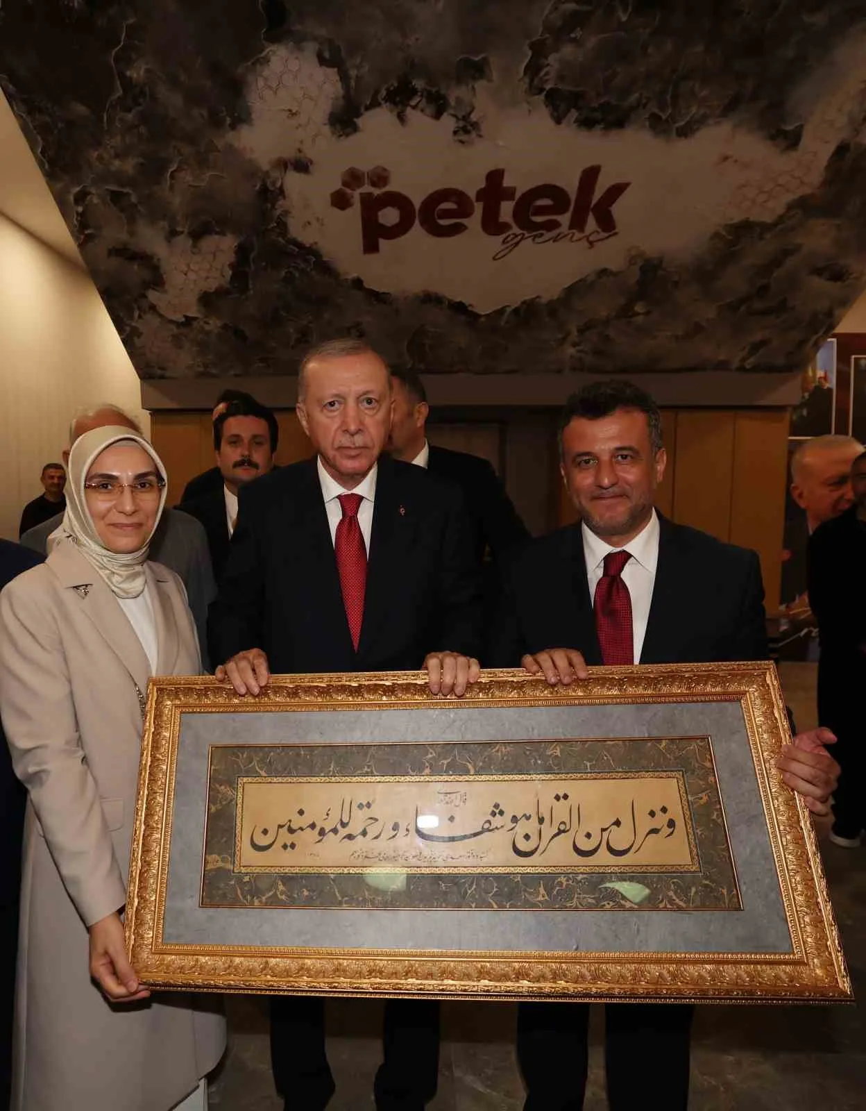 SAMSUN BÜYÜKŞEHİR BELEDİYESİ TARAFINDAN GENÇLERİN EĞİTİM, TEKNOLOJİ VE SOSYAL YAŞAM İHTİYAÇLARINA YÖNELİK HAYATA GEÇİRİLEN PETEK GENÇ, CUMHURBAŞKANI RECEP TAYYİP ERDOĞAN’I AĞIRLADI. SAMSUN ŞEHİR HASTANESİ AÇILIŞI VE ÇEŞİTLİ PROGRAMLAR KAPSAMINDA KENTE GELEN CUMHURBAŞKANI ERDOĞAN, PETEK GENÇ’TE GENÇLERLE BİR ARAYA GELDİ. CUMHURBAŞKANI ERDOĞAN’IN GENÇLERLE BULUŞMASININ PETEK GENÇ PROJESİNİN ÖNEMİNİ DAHA DA ARTIRDIĞINI İFADE EDEN BÜYÜKŞEHİR BELEDİYE BAŞKANI HALİT DOĞAN, GENÇLERİN GELECEĞİNE YATIRIM ANLAYIŞIYLA ÇALIŞMALARINI SÜRDÜRDÜKLERİNİ SÖYLEDİ.