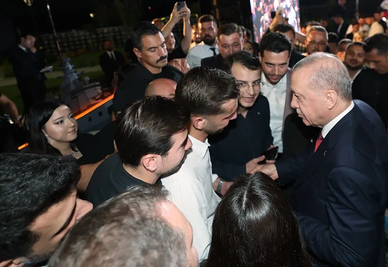 SAMSUN BÜYÜKŞEHİR BELEDİYESİ TARAFINDAN GENÇLERİN EĞİTİM, TEKNOLOJİ VE SOSYAL YAŞAM İHTİYAÇLARINA YÖNELİK HAYATA GEÇİRİLEN PETEK GENÇ, CUMHURBAŞKANI RECEP TAYYİP ERDOĞAN’I AĞIRLADI. SAMSUN ŞEHİR HASTANESİ AÇILIŞI VE ÇEŞİTLİ PROGRAMLAR KAPSAMINDA KENTE GELEN CUMHURBAŞKANI ERDOĞAN, PETEK GENÇ’TE GENÇLERLE BİR ARAYA GELDİ. CUMHURBAŞKANI ERDOĞAN’IN GENÇLERLE BULUŞMASININ PETEK GENÇ PROJESİNİN ÖNEMİNİ DAHA DA ARTIRDIĞINI İFADE EDEN BÜYÜKŞEHİR BELEDİYE BAŞKANI HALİT DOĞAN, GENÇLERİN GELECEĞİNE YATIRIM ANLAYIŞIYLA ÇALIŞMALARINI SÜRDÜRDÜKLERİNİ SÖYLEDİ.