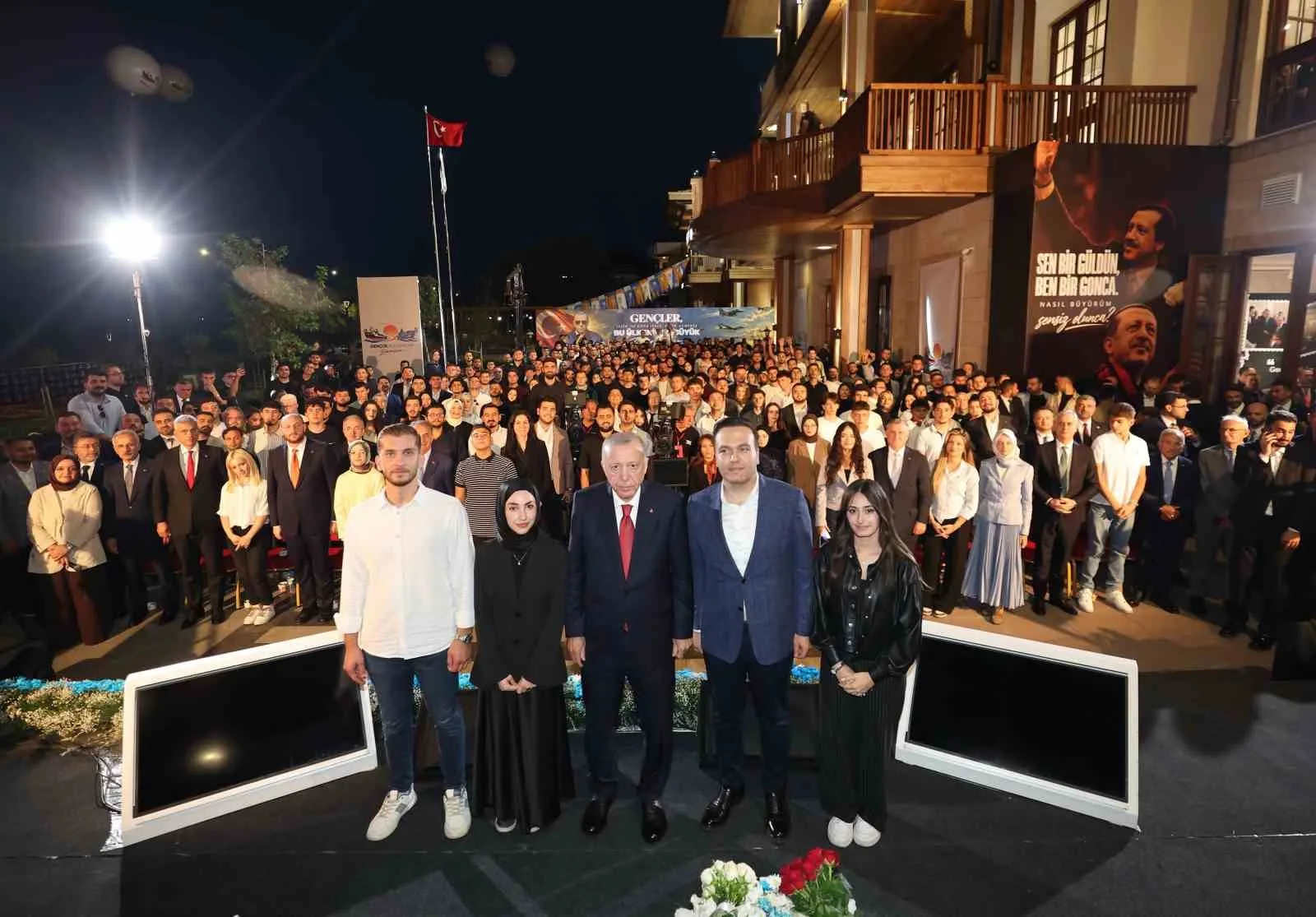 SAMSUN BÜYÜKŞEHİR BELEDİYESİ TARAFINDAN GENÇLERİN EĞİTİM, TEKNOLOJİ VE SOSYAL YAŞAM İHTİYAÇLARINA YÖNELİK HAYATA GEÇİRİLEN PETEK GENÇ, CUMHURBAŞKANI RECEP TAYYİP ERDOĞAN’I AĞIRLADI. SAMSUN ŞEHİR HASTANESİ AÇILIŞI VE ÇEŞİTLİ PROGRAMLAR KAPSAMINDA KENTE GELEN CUMHURBAŞKANI ERDOĞAN, PETEK GENÇ’TE GENÇLERLE BİR ARAYA GELDİ. CUMHURBAŞKANI ERDOĞAN’IN GENÇLERLE BULUŞMASININ PETEK GENÇ PROJESİNİN ÖNEMİNİ DAHA DA ARTIRDIĞINI İFADE EDEN BÜYÜKŞEHİR BELEDİYE BAŞKANI HALİT DOĞAN, GENÇLERİN GELECEĞİNE YATIRIM ANLAYIŞIYLA ÇALIŞMALARINI SÜRDÜRDÜKLERİNİ SÖYLEDİ.
