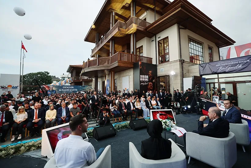 SAMSUN BÜYÜKŞEHİR BELEDİYESİ TARAFINDAN GENÇLERİN EĞİTİM, TEKNOLOJİ VE SOSYAL YAŞAM İHTİYAÇLARINA YÖNELİK HAYATA GEÇİRİLEN PETEK GENÇ, CUMHURBAŞKANI RECEP TAYYİP ERDOĞAN’I AĞIRLADI. SAMSUN ŞEHİR HASTANESİ AÇILIŞI VE ÇEŞİTLİ PROGRAMLAR KAPSAMINDA KENTE GELEN CUMHURBAŞKANI ERDOĞAN, PETEK GENÇ’TE GENÇLERLE BİR ARAYA GELDİ. CUMHURBAŞKANI ERDOĞAN’IN GENÇLERLE BULUŞMASININ PETEK GENÇ PROJESİNİN ÖNEMİNİ DAHA DA ARTIRDIĞINI İFADE EDEN BÜYÜKŞEHİR BELEDİYE BAŞKANI HALİT DOĞAN, GENÇLERİN GELECEĞİNE YATIRIM ANLAYIŞIYLA ÇALIŞMALARINI SÜRDÜRDÜKLERİNİ SÖYLEDİ.