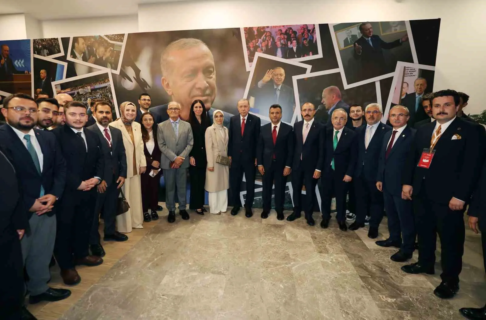 SAMSUN BÜYÜKŞEHİR BELEDİYESİ TARAFINDAN GENÇLERİN EĞİTİM, TEKNOLOJİ VE SOSYAL YAŞAM İHTİYAÇLARINA YÖNELİK HAYATA GEÇİRİLEN PETEK GENÇ, CUMHURBAŞKANI RECEP TAYYİP ERDOĞAN’I AĞIRLADI. SAMSUN ŞEHİR HASTANESİ AÇILIŞI VE ÇEŞİTLİ PROGRAMLAR KAPSAMINDA KENTE GELEN CUMHURBAŞKANI ERDOĞAN, PETEK GENÇ’TE GENÇLERLE BİR ARAYA GELDİ. CUMHURBAŞKANI ERDOĞAN’IN GENÇLERLE BULUŞMASININ PETEK GENÇ PROJESİNİN ÖNEMİNİ DAHA DA ARTIRDIĞINI İFADE EDEN BÜYÜKŞEHİR BELEDİYE BAŞKANI HALİT DOĞAN, GENÇLERİN GELECEĞİNE YATIRIM ANLAYIŞIYLA ÇALIŞMALARINI SÜRDÜRDÜKLERİNİ SÖYLEDİ.